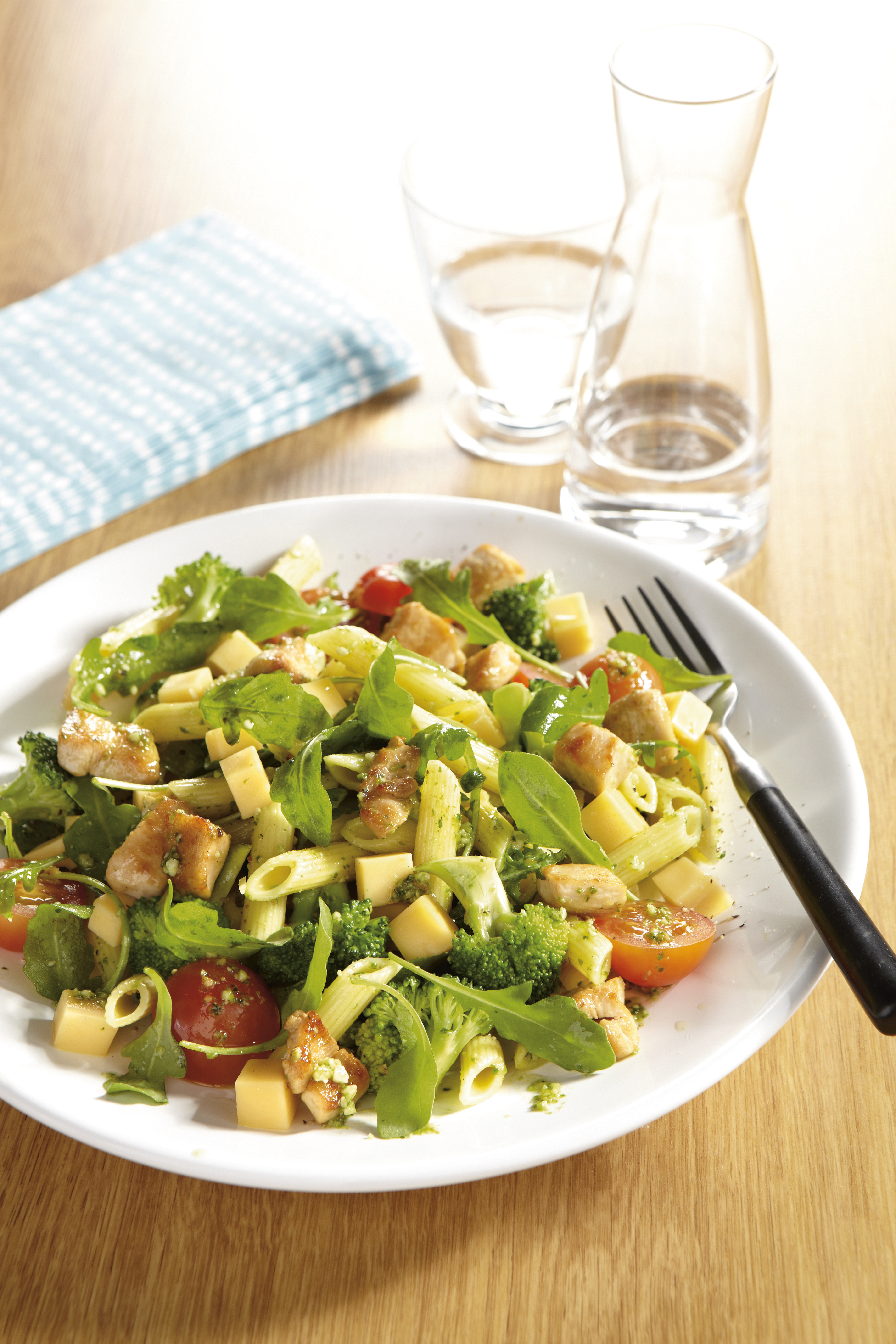 Pasta met kip, groene groenten en Goudse kaas