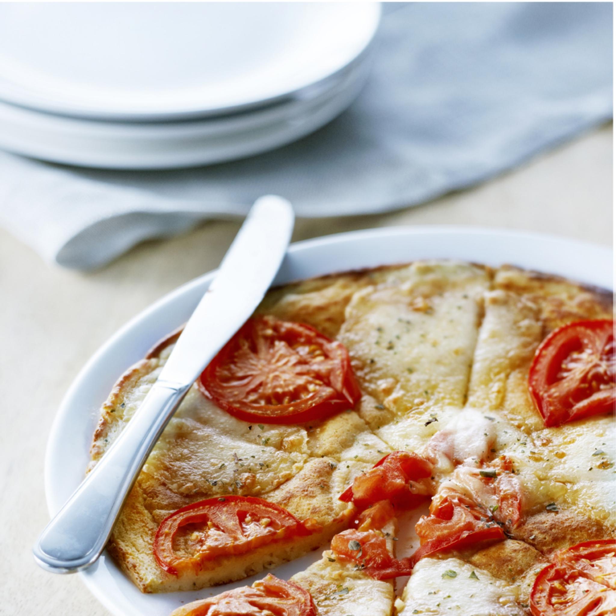 Pizzapannenkoek met mozzarella en tomaat