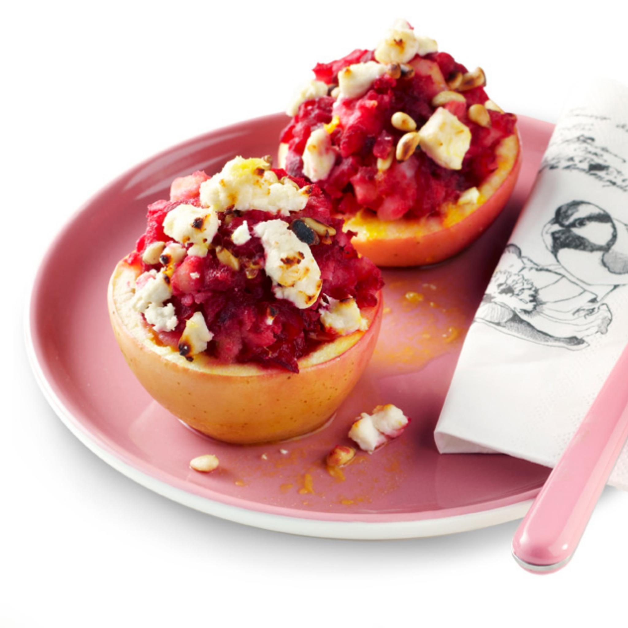 Rode bietenpuree met geitenkaas in een halve appel