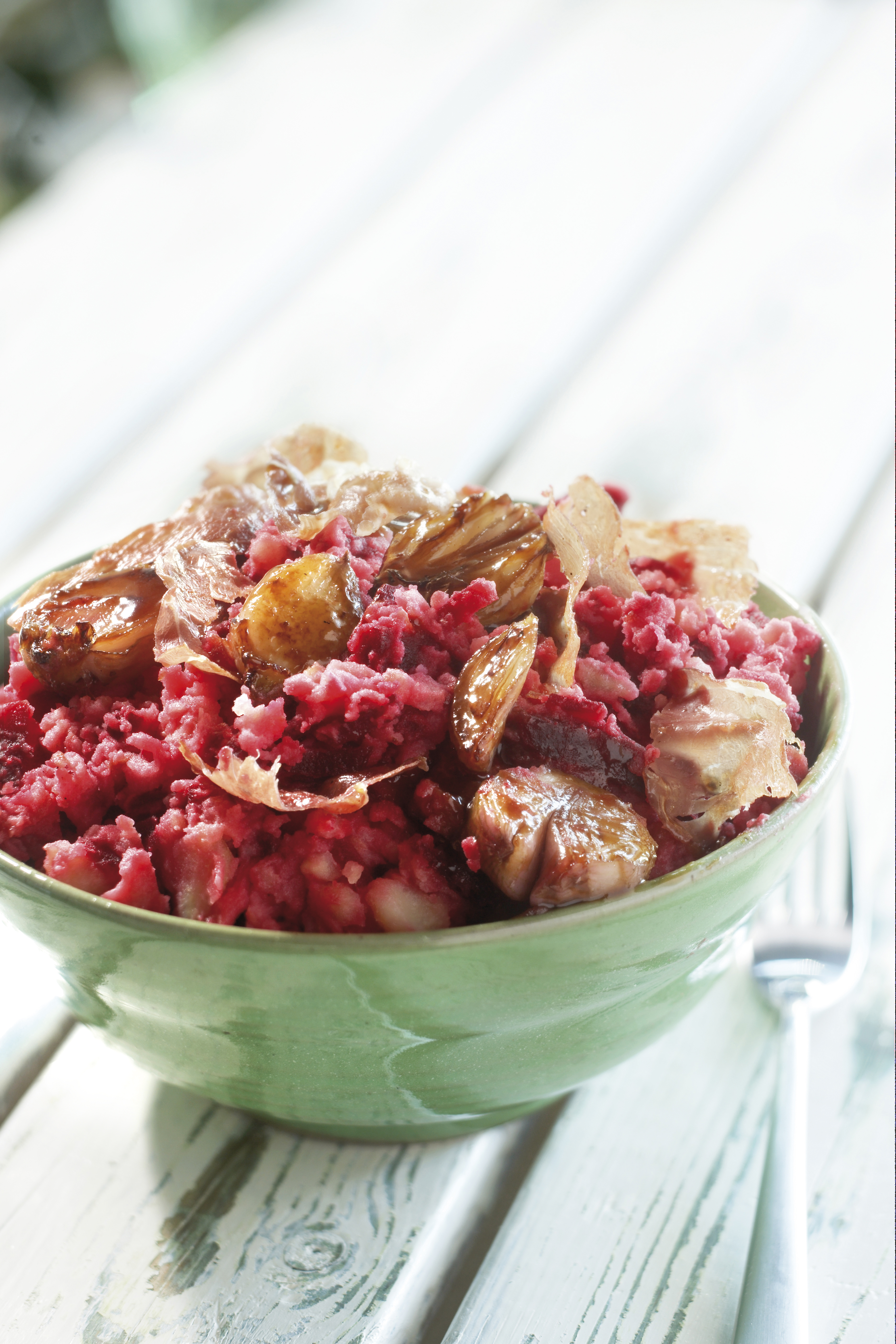 Stamppot met biet, balsamico-uien en krokante parmaham