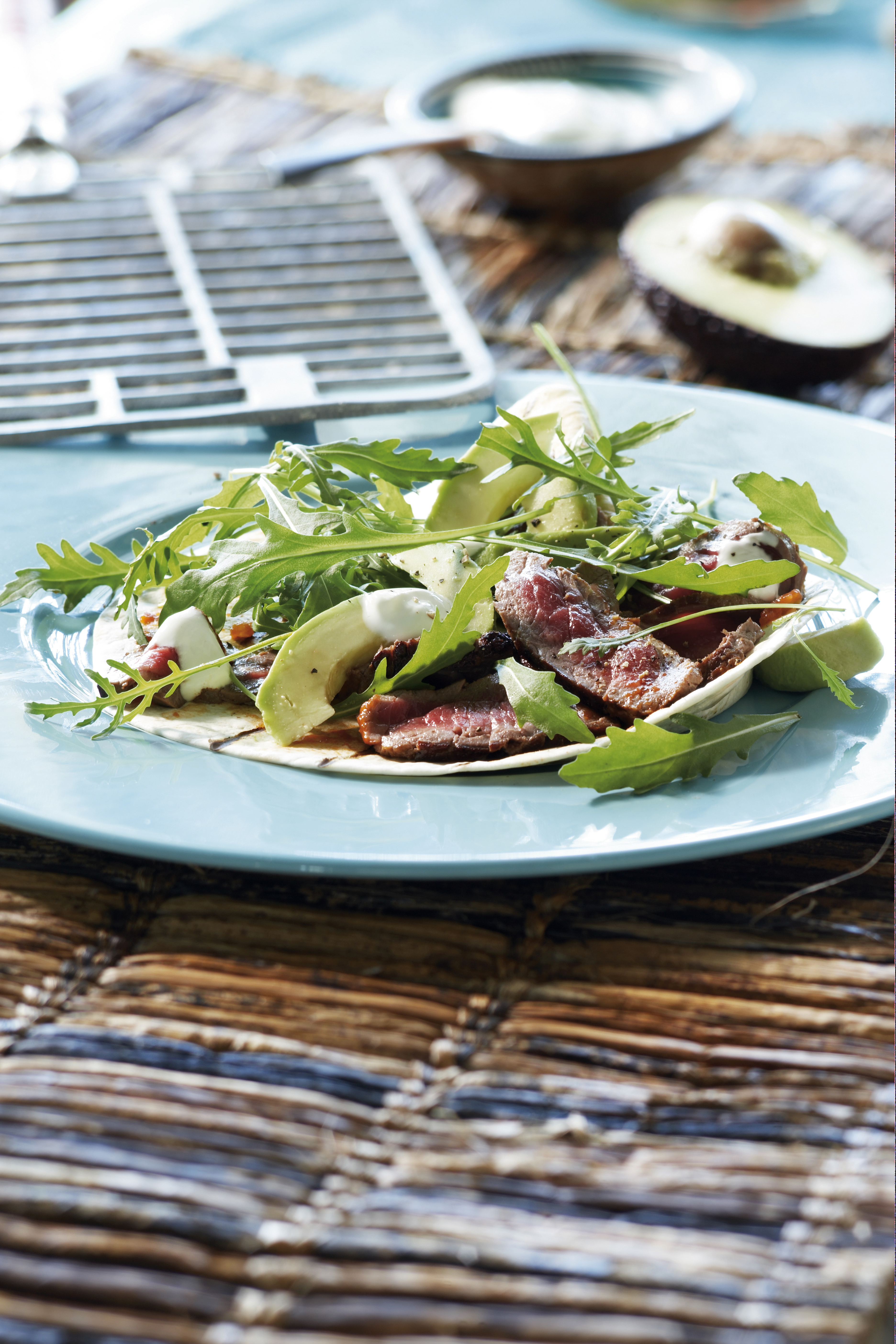 Wrap van de grill met gemarineerde biefstuk