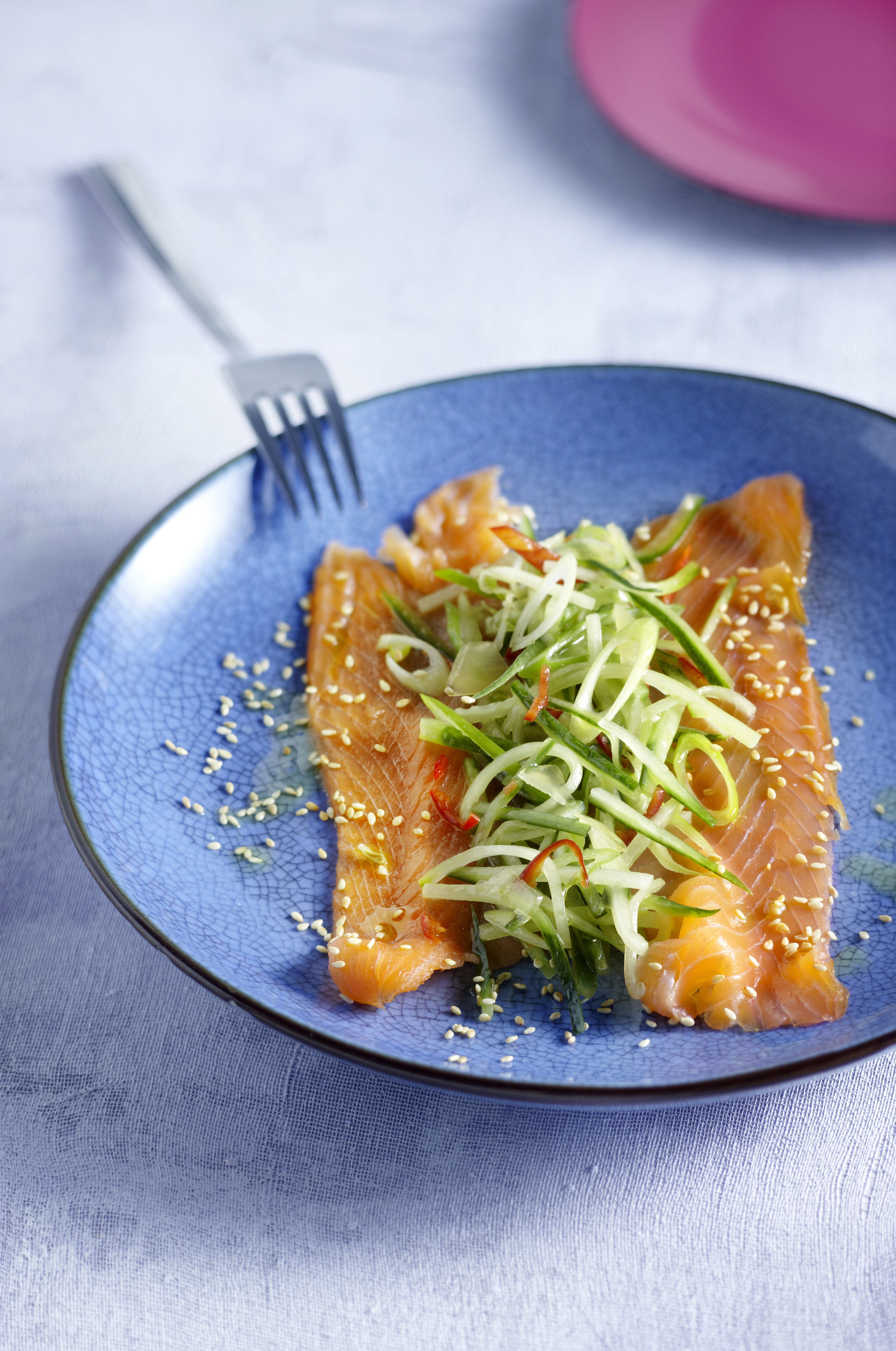 Zalm met bosui, komkommer en gemberdressing