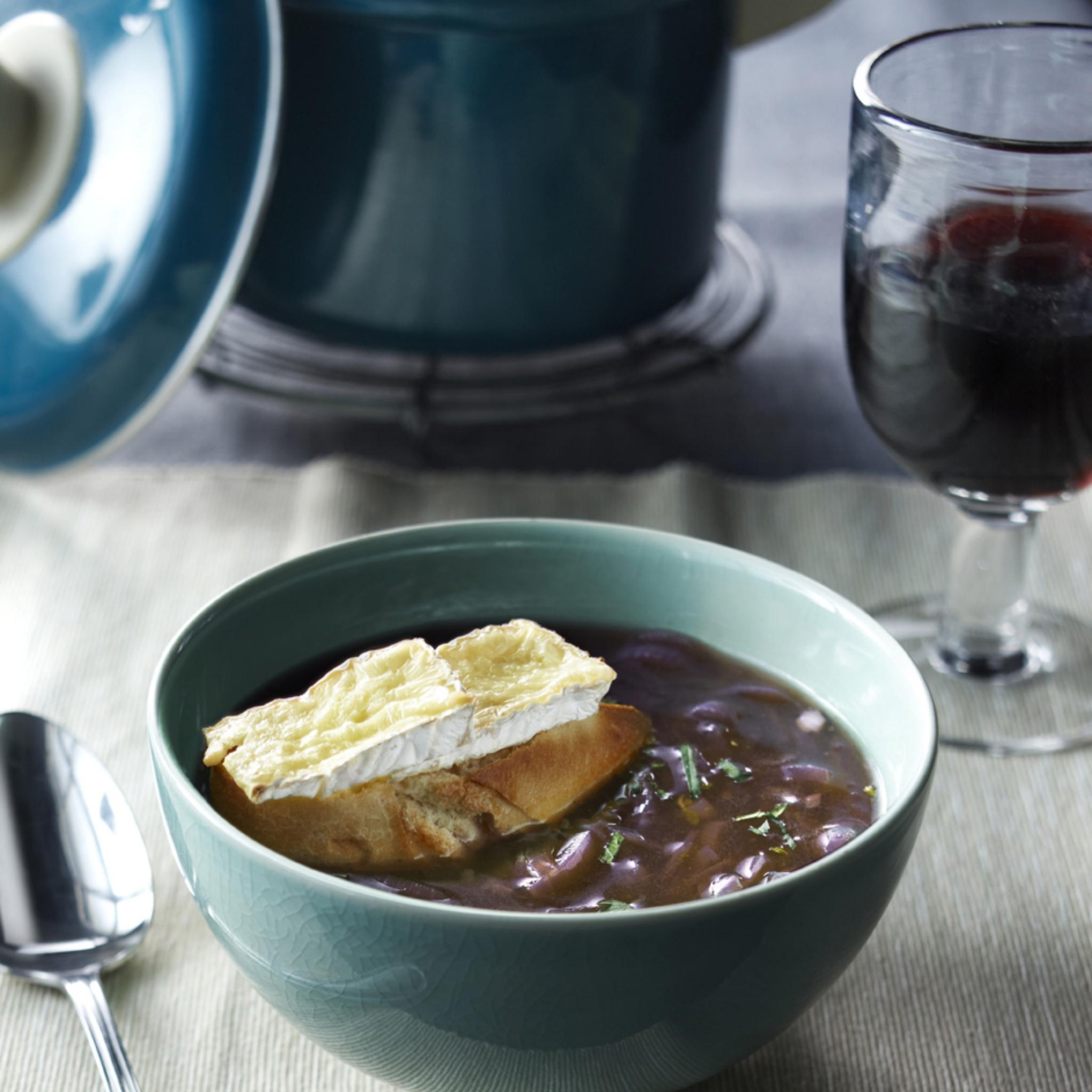 Rode uiensoep met camembertcrouton