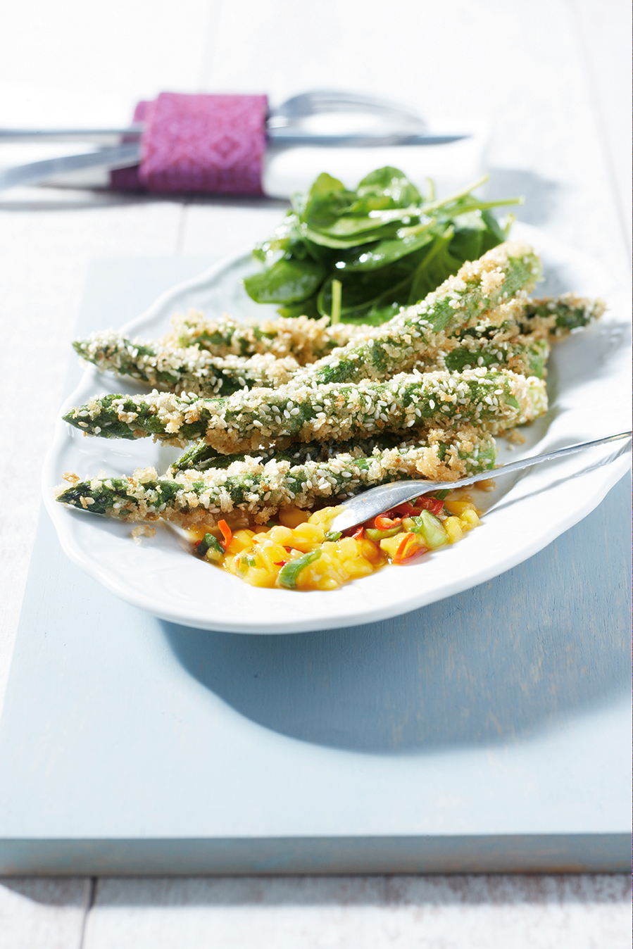 Gefrituurde asperges met mangosalsa