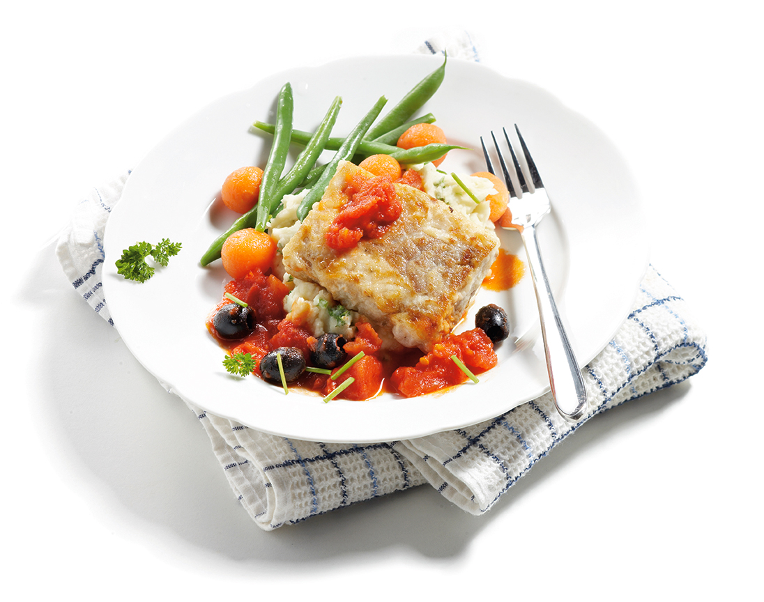 Gebakken koolvisfilet op aardappelpuree met tuinkruiden