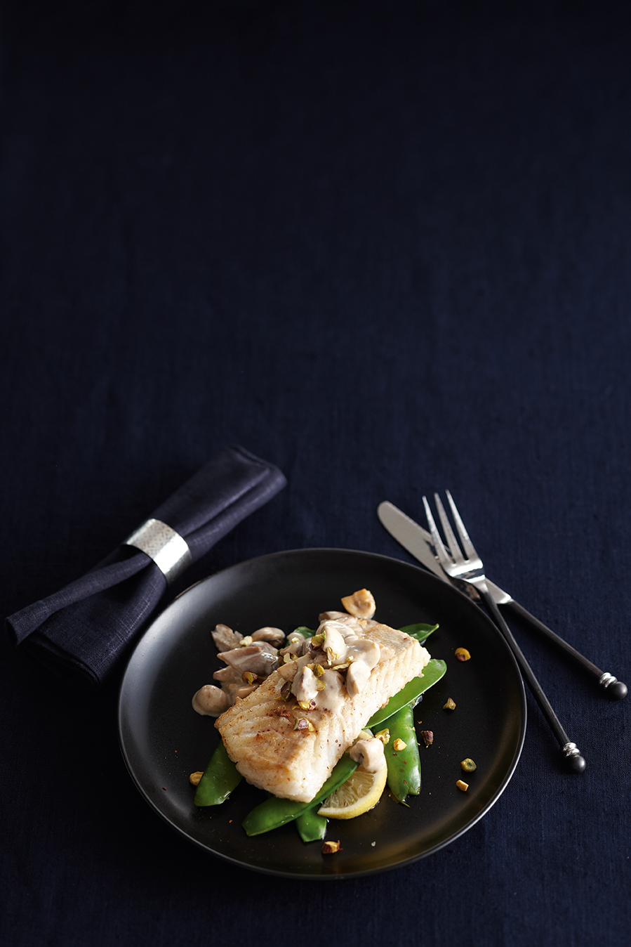 Kabeljauw met paddenstoelen, peultjes en pistache