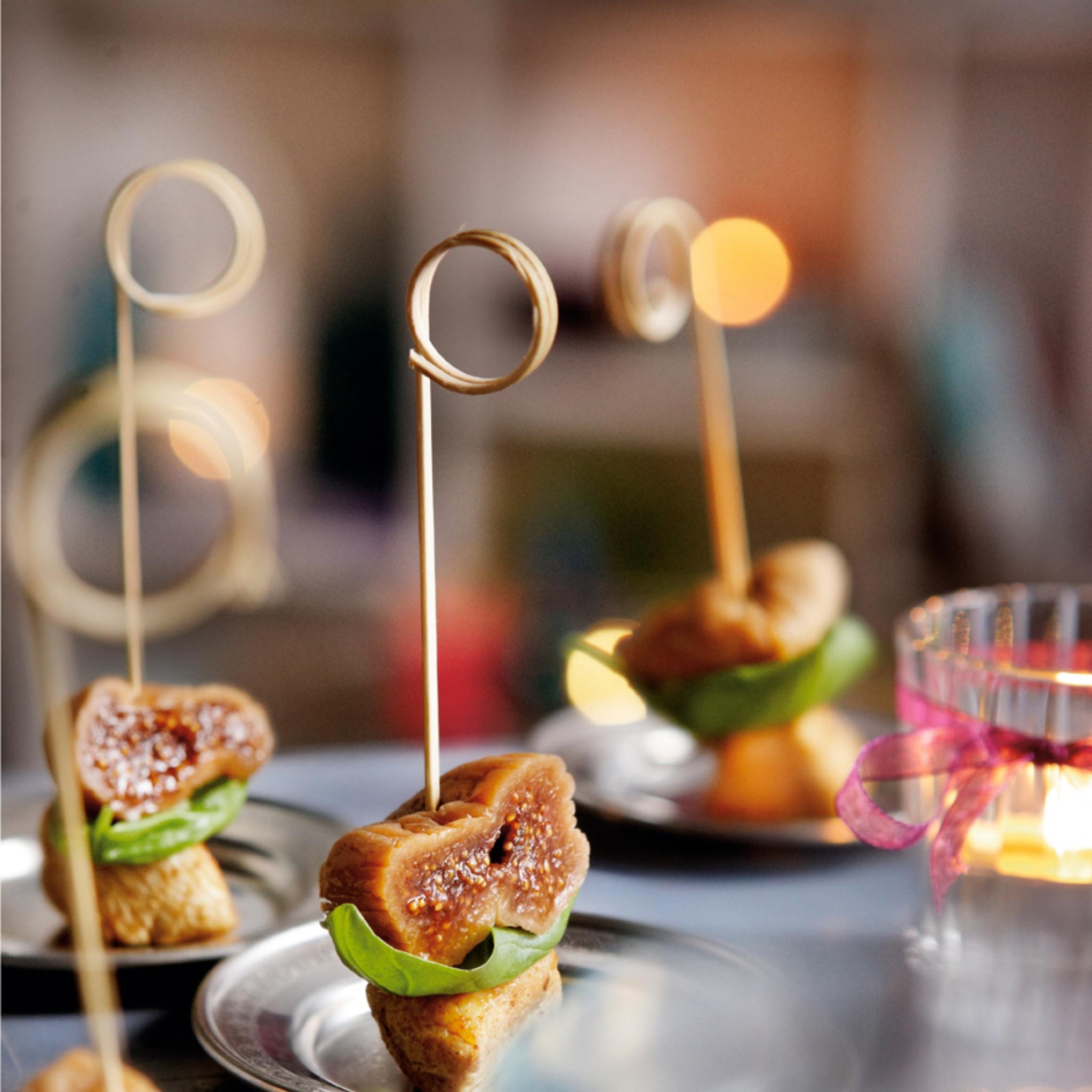 Kaneelkip met vijgen op een prikker