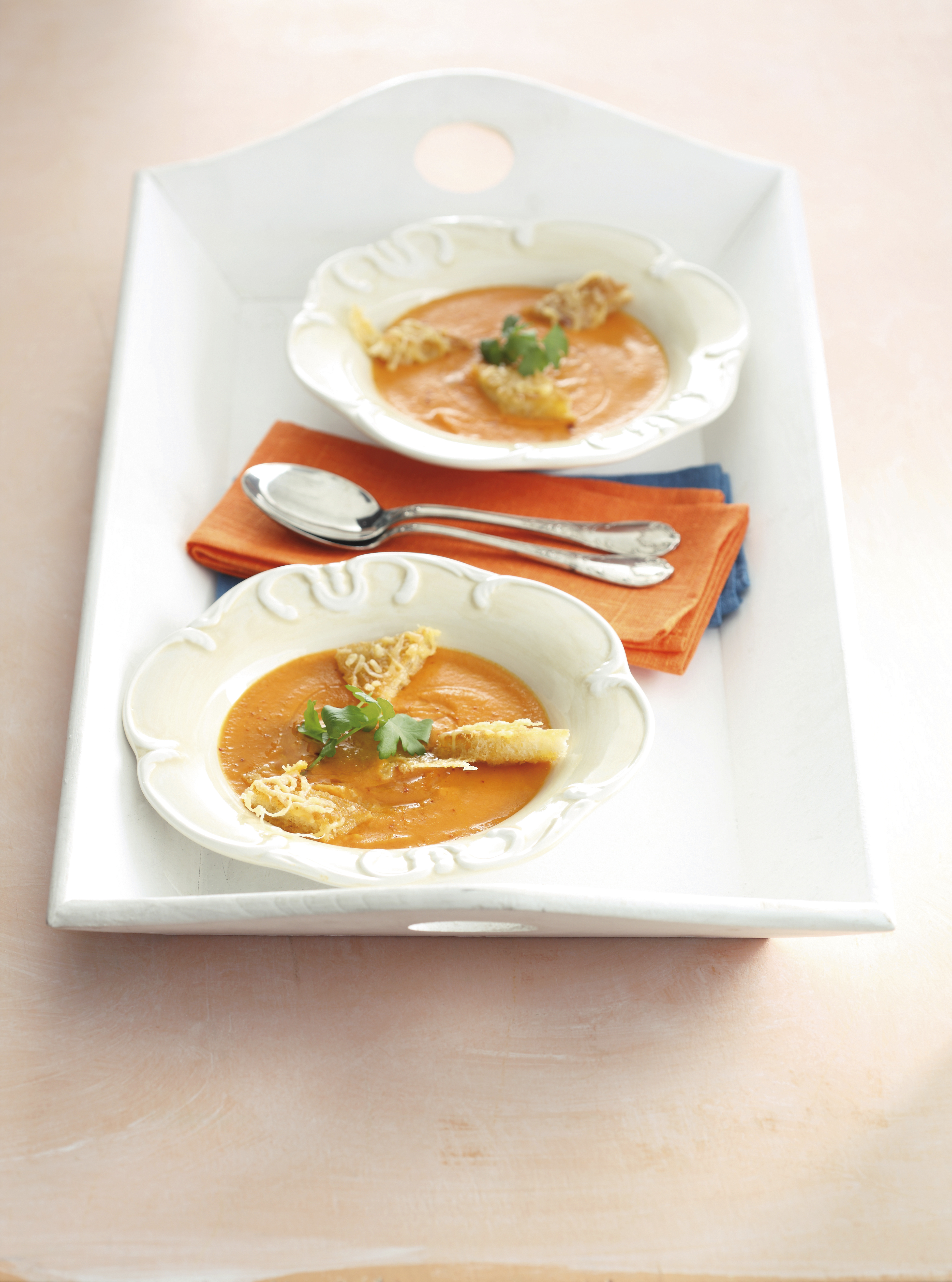 Verse tomatenbouillon met kaascroutons