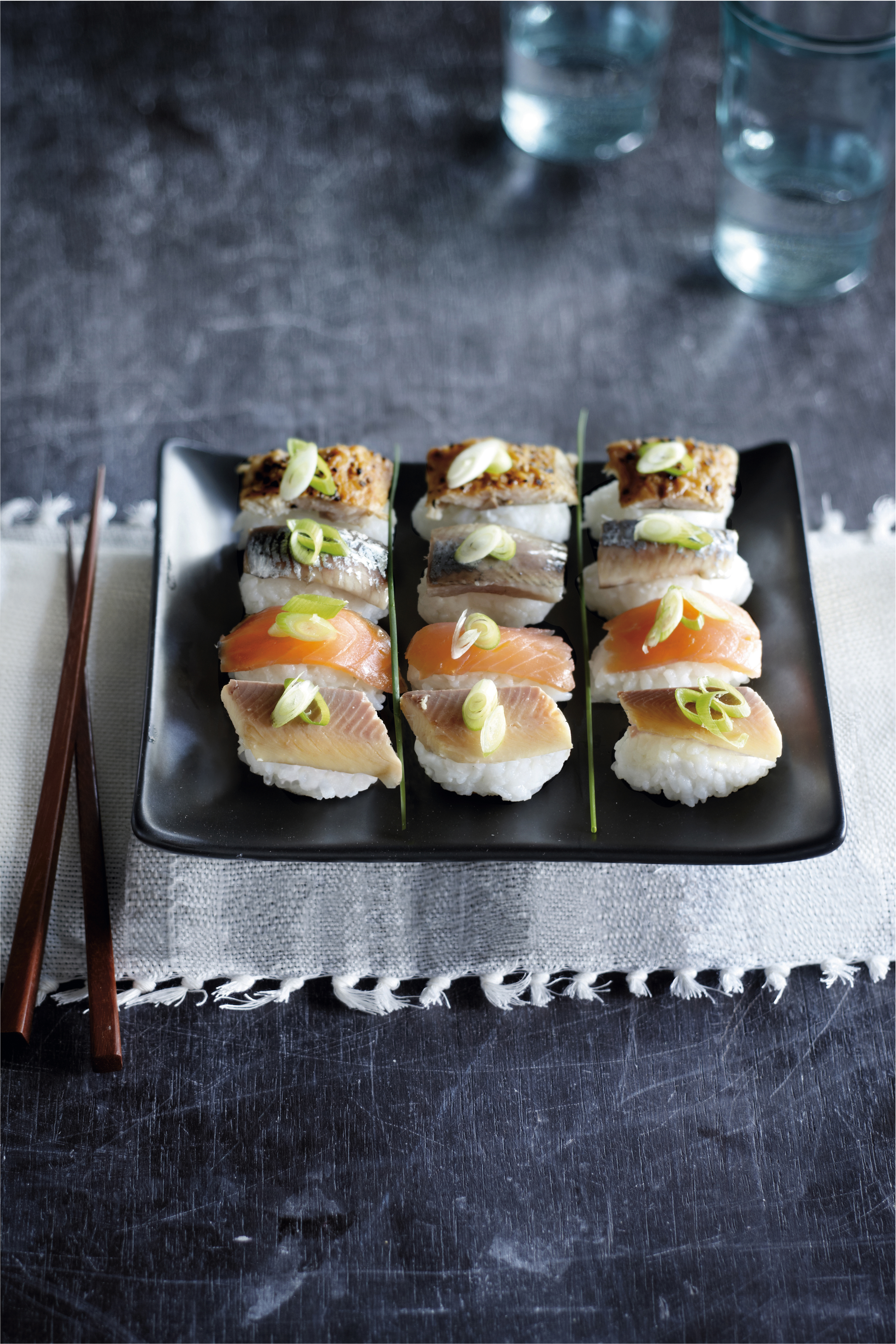 Sushi van kleefrijst met gerookte vis