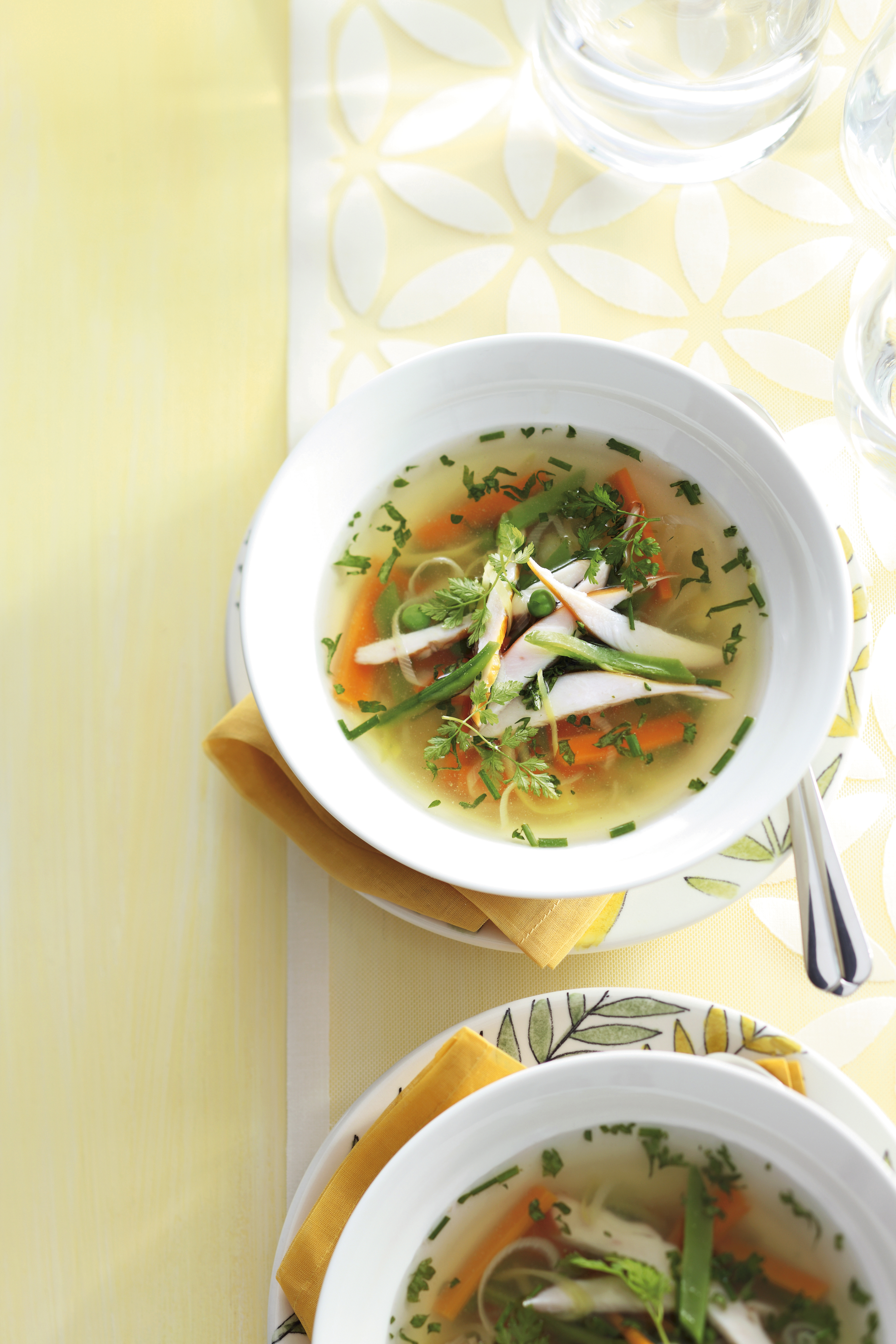 Kippenbouillon met lentegroenten