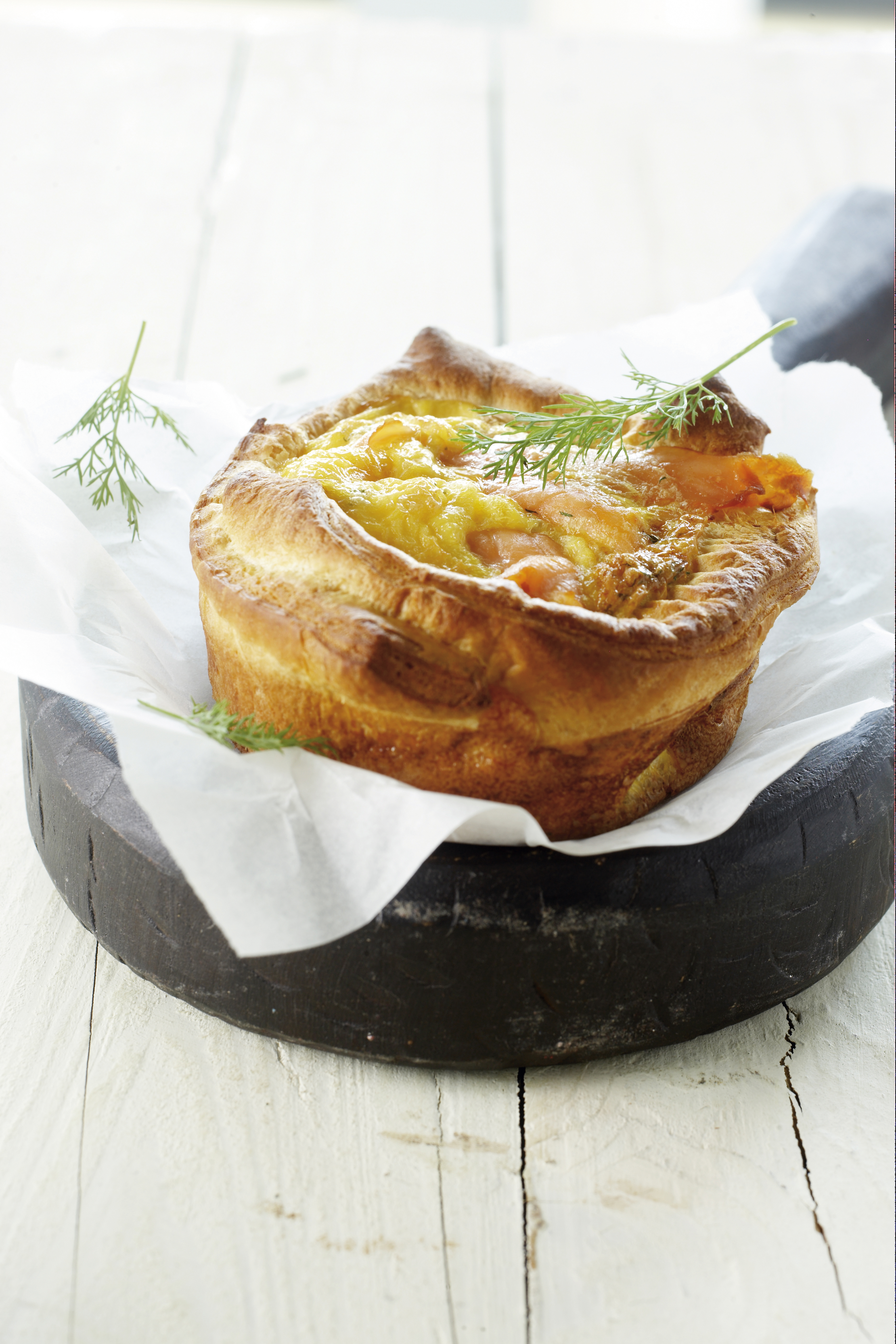 Croissanttaartje met roerei en zalm