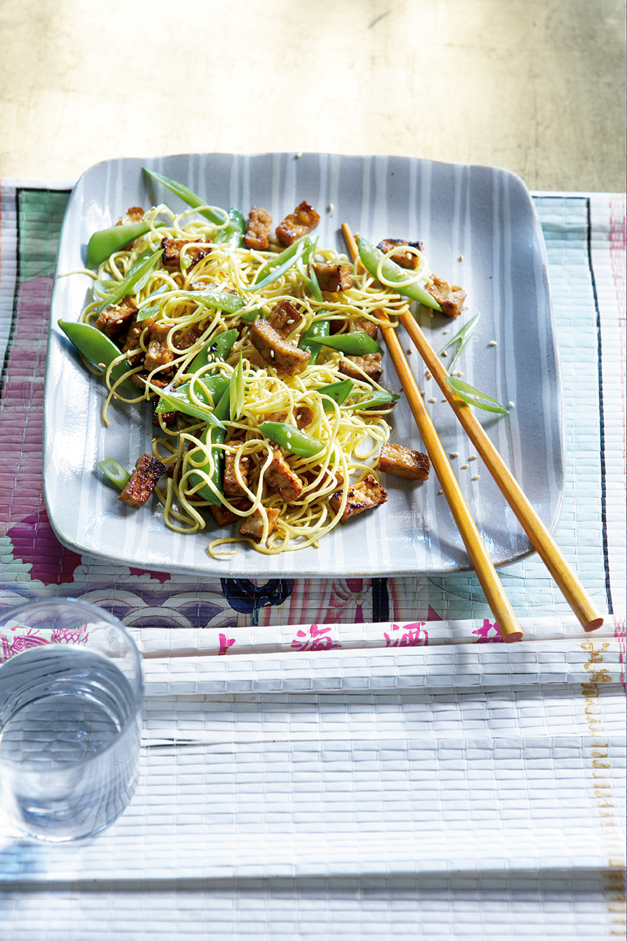 Gebakken mie met sugarsnaps en pikante tofu