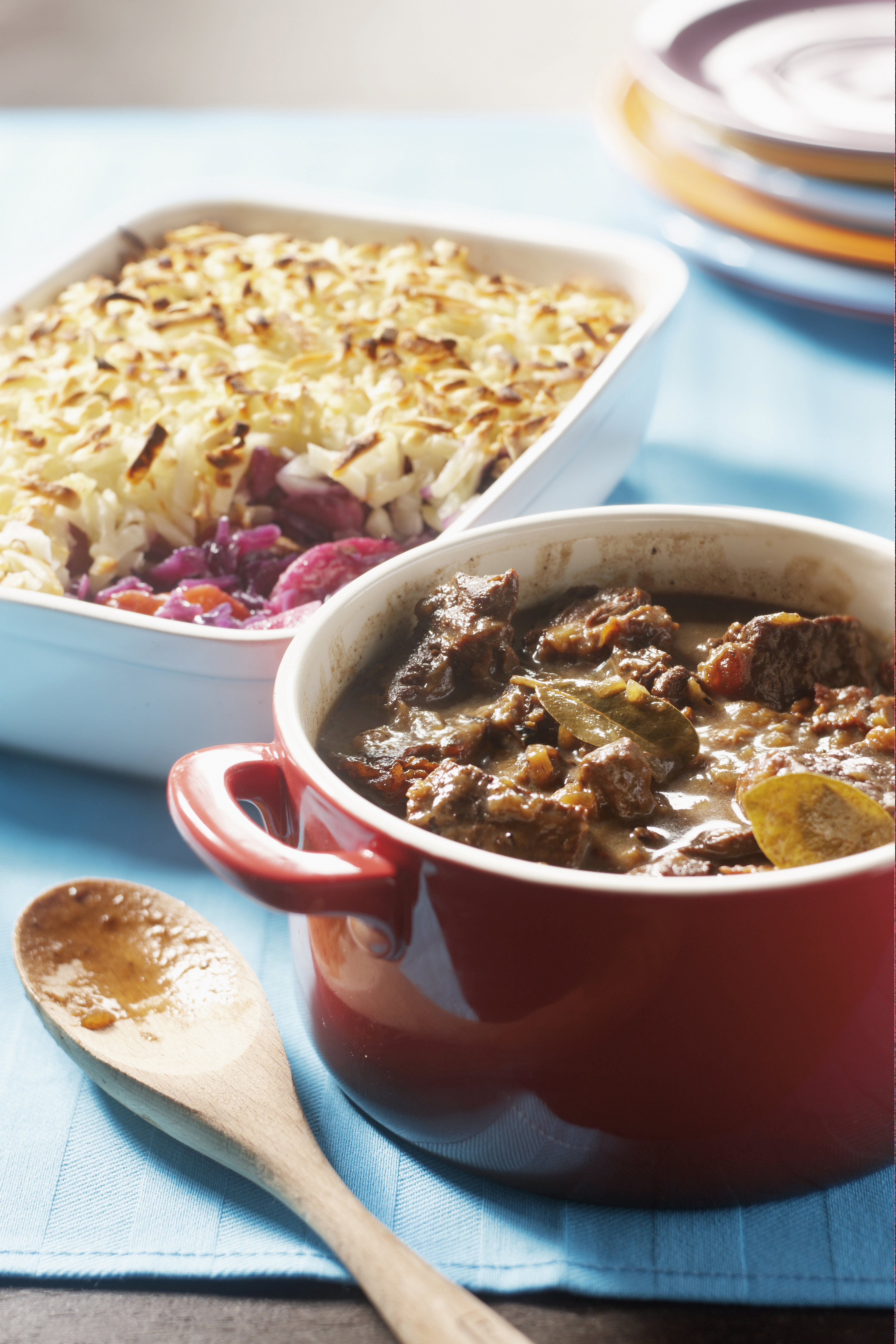 Rodekoolschotel met zuurvlees