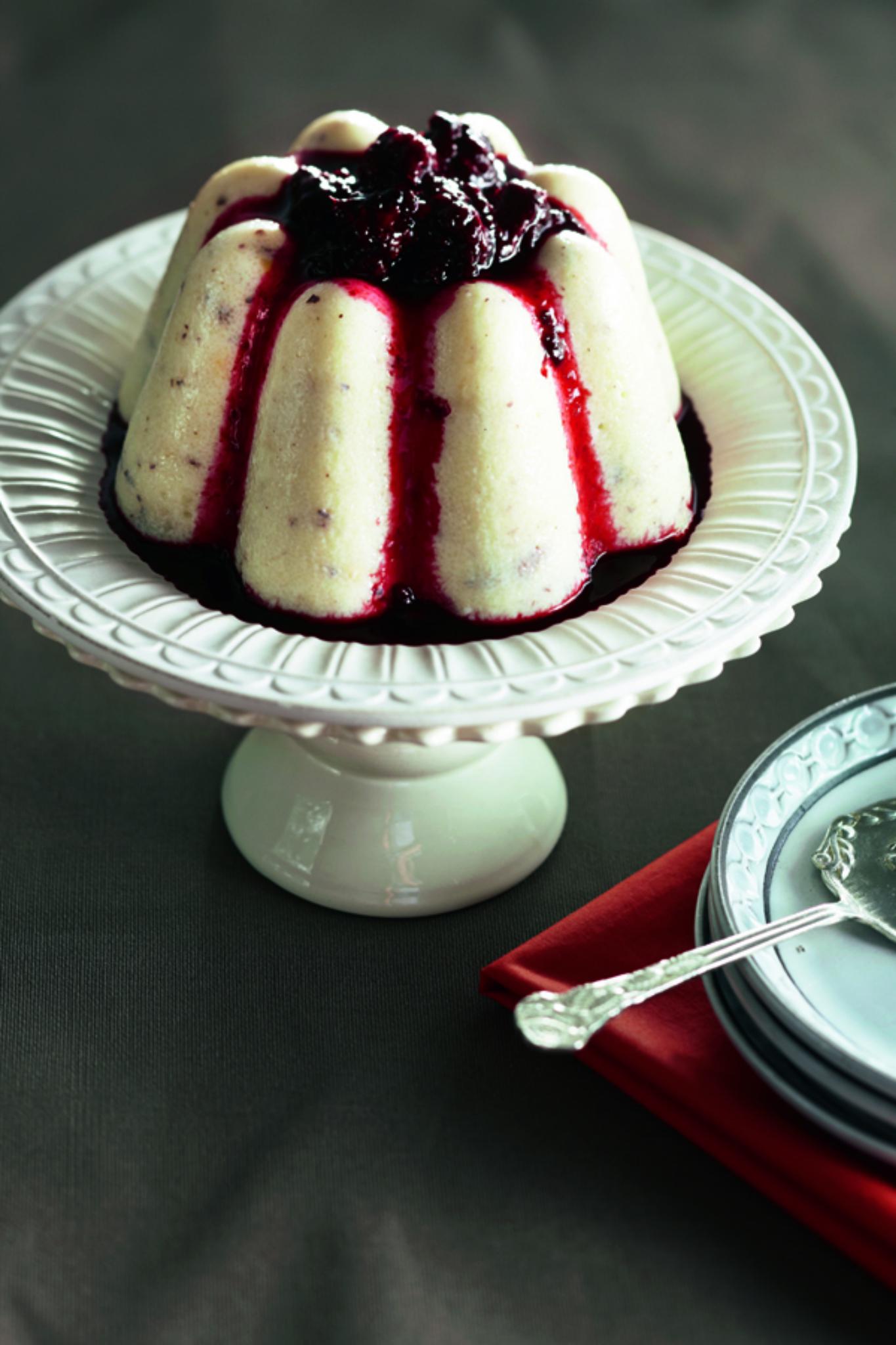 Hazelnoot-griesmeelpudding met warme bramensaus