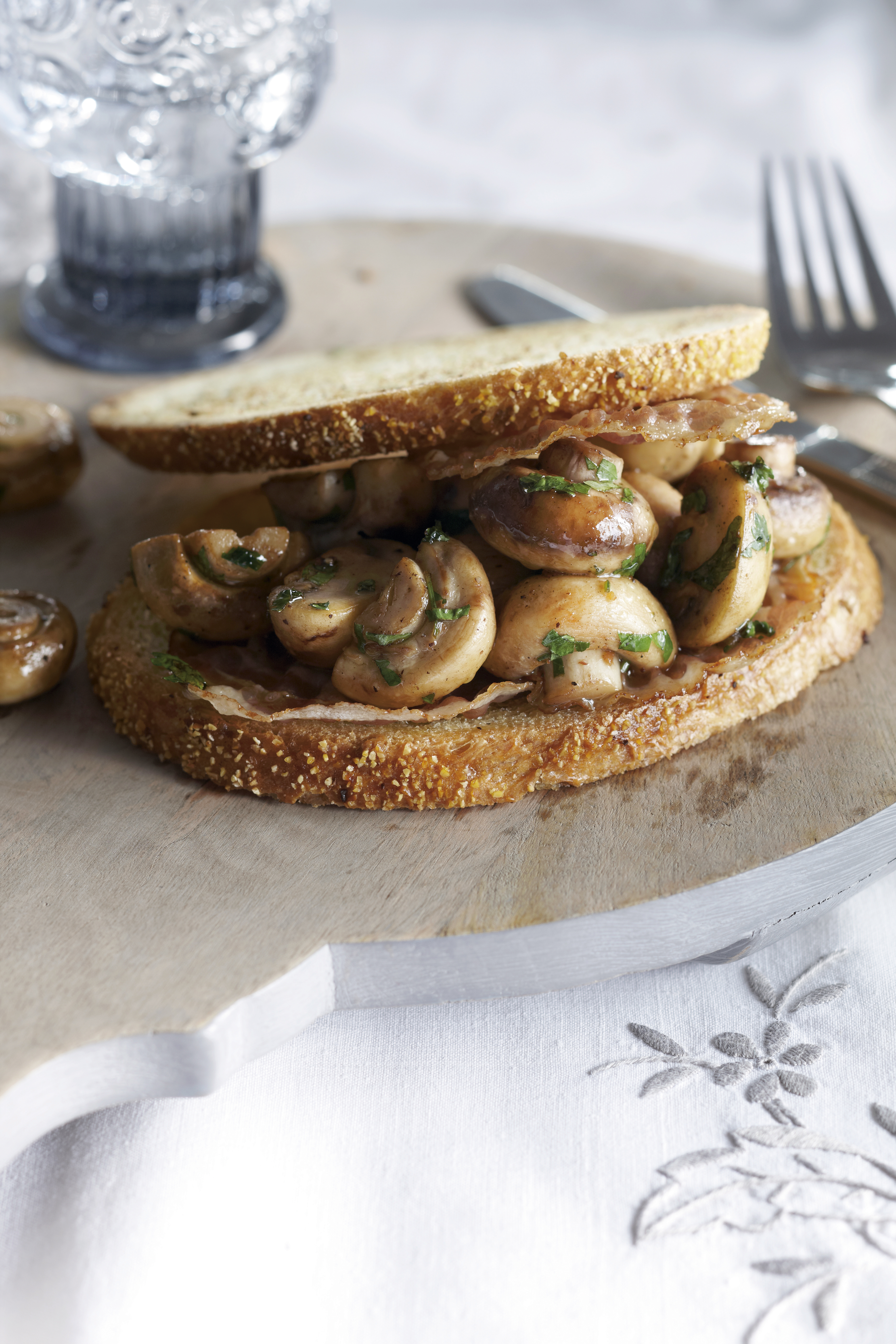 Klassieke toast met gebakken paddenstoelen en spek