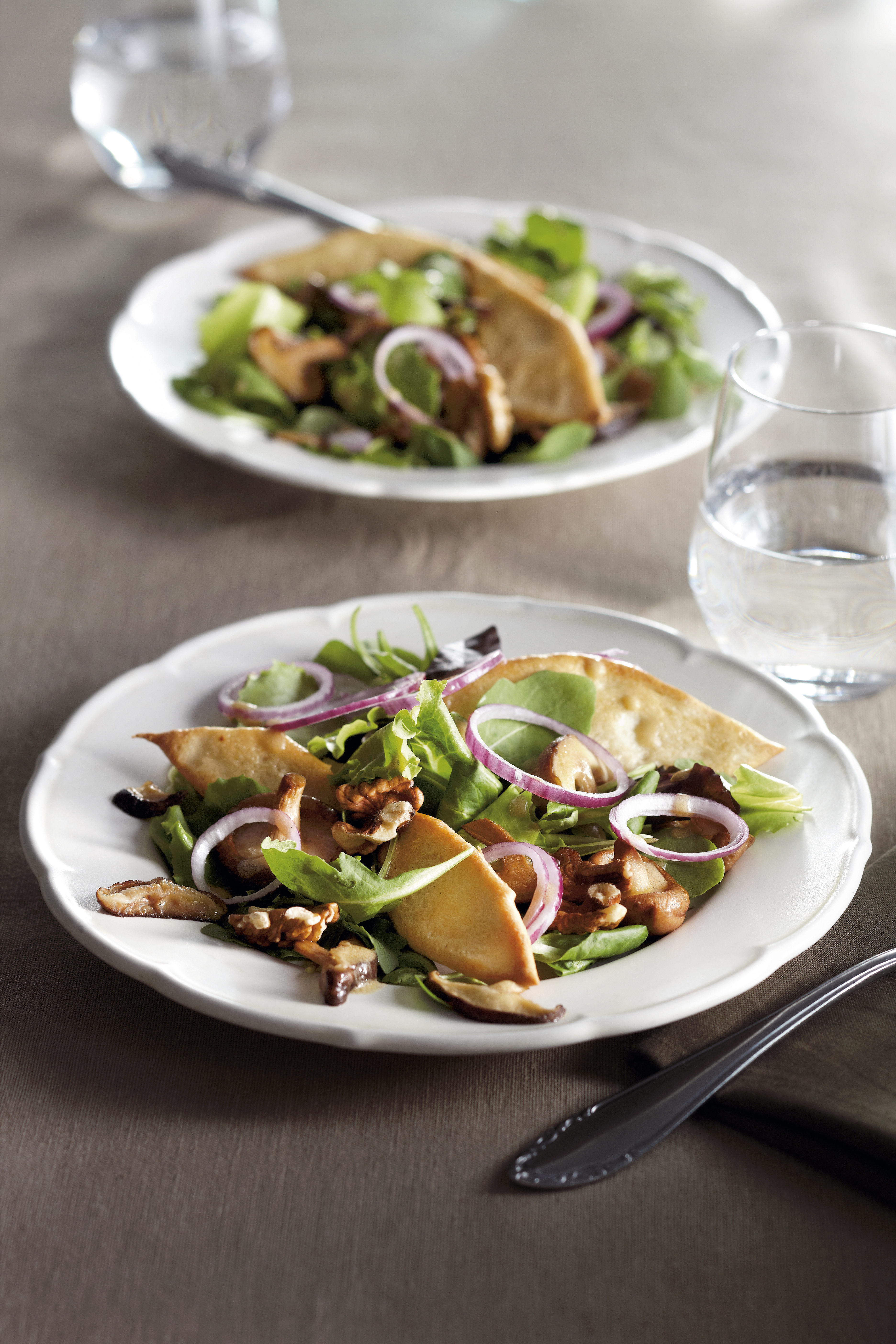 Salade met shiitake en herfstblaadjes
