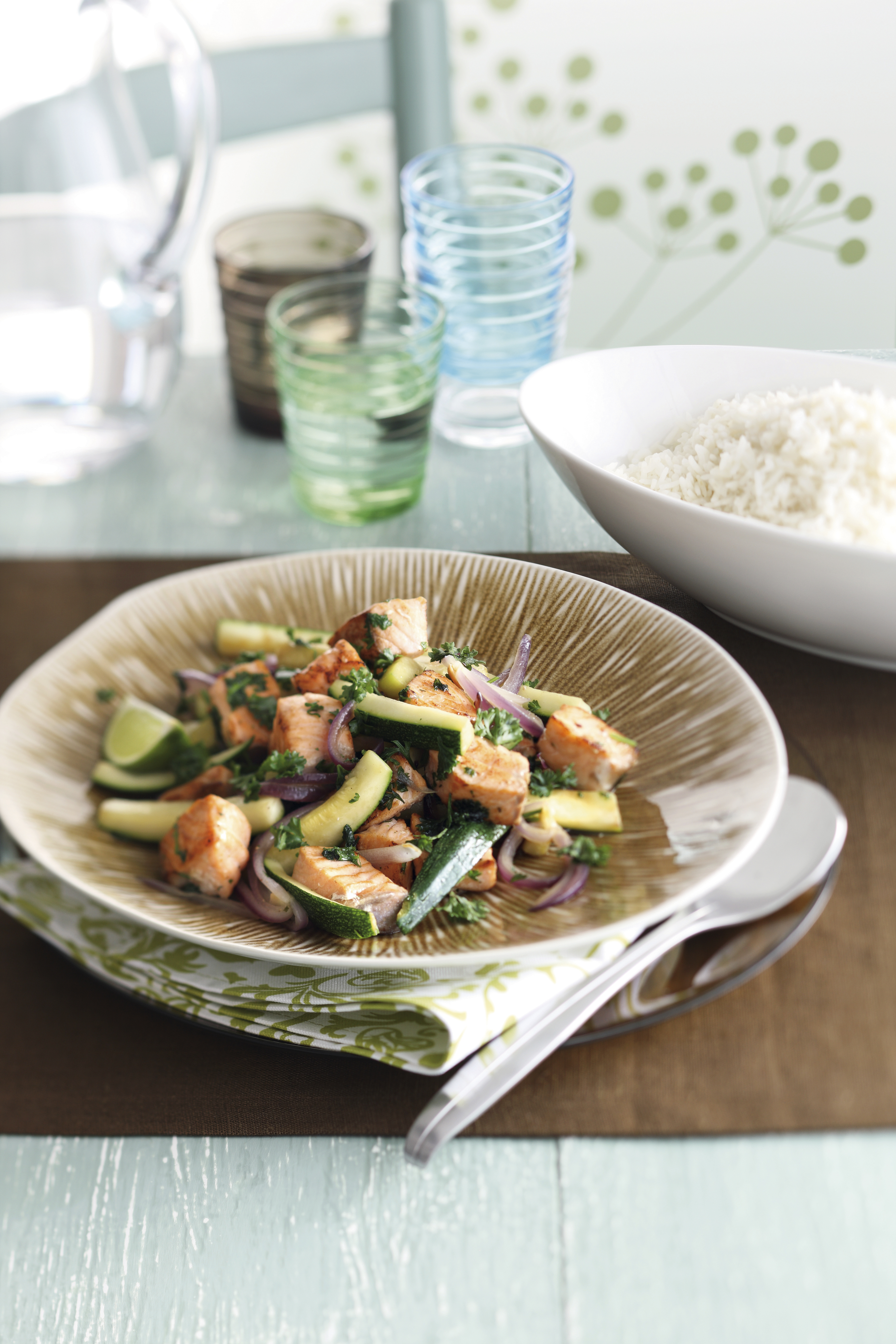 Roerbakschotel met zalm en courgettereepjes