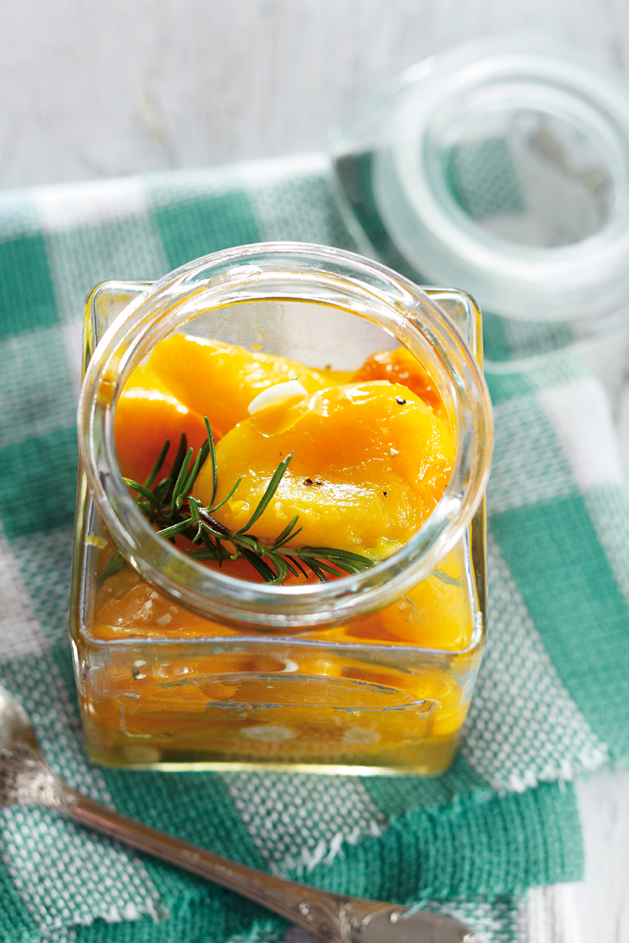 Gemarineerde gele paprika met rozemarijn en knoflook