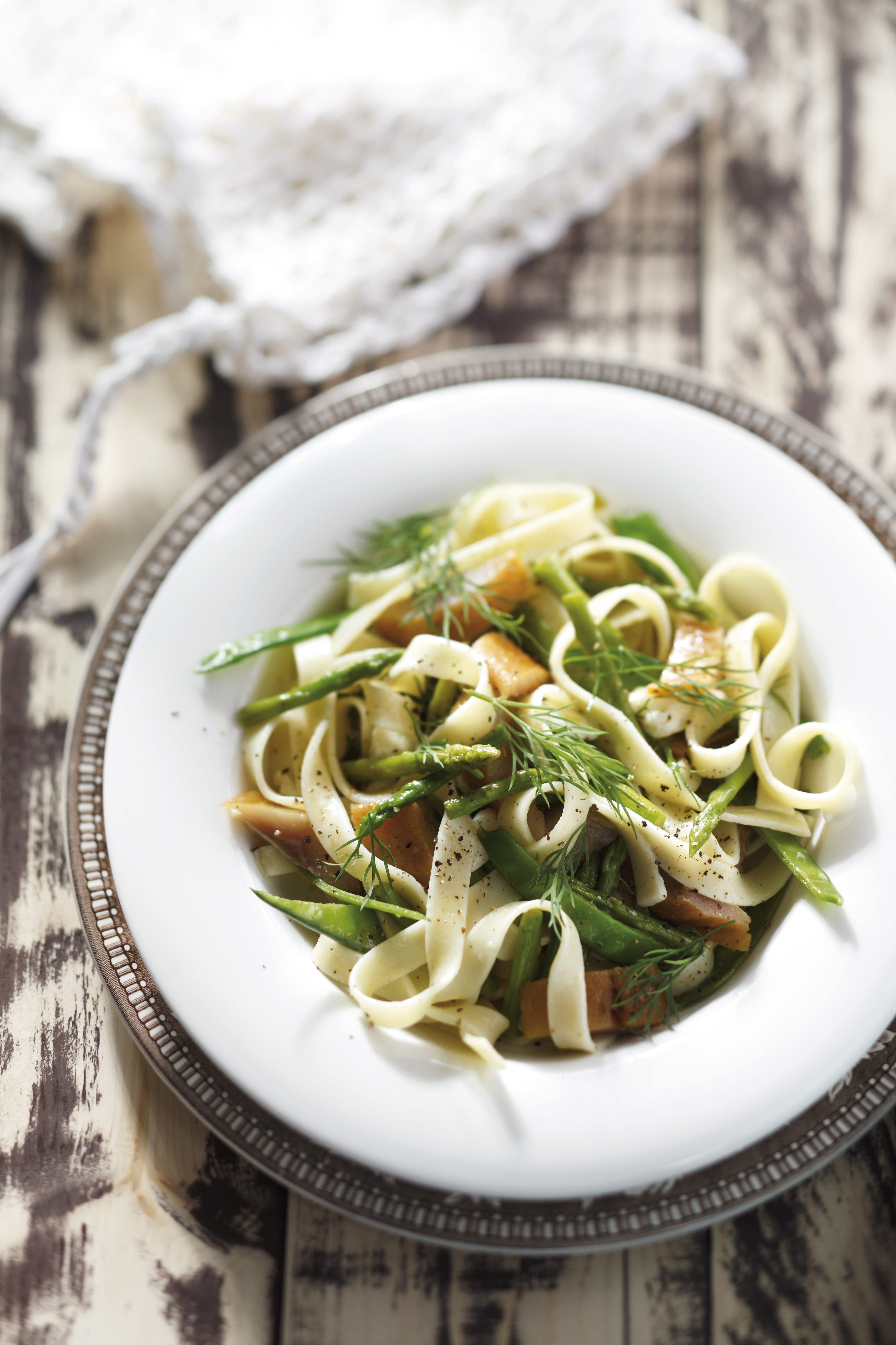 Tagliatelle met gerookte forel, asperges en peultjes