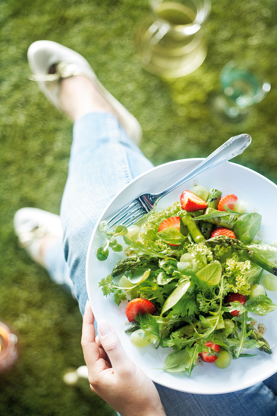 Groene salade met asperges, aardbeien en druiven