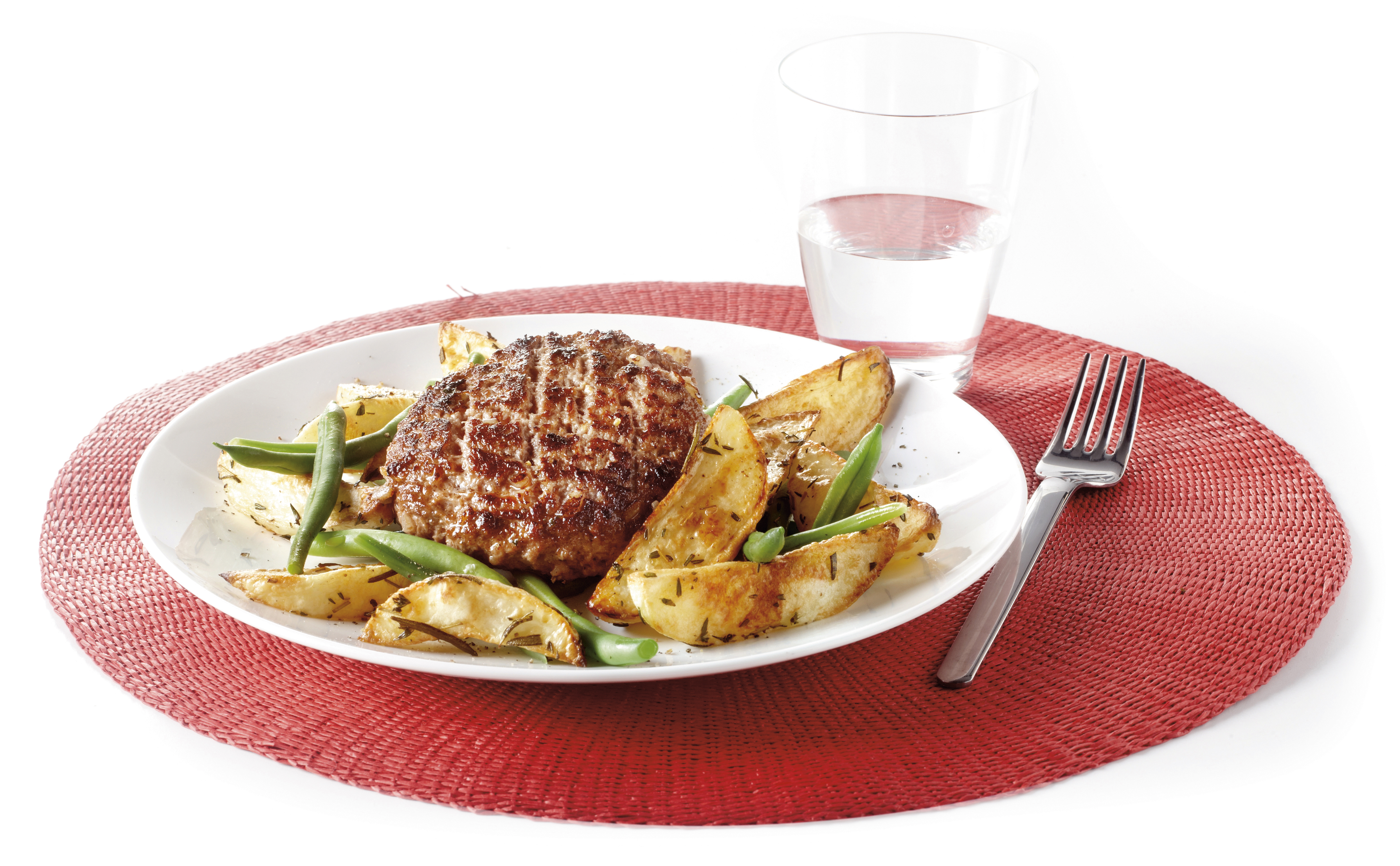 Hamburgers met ovenaardappels en sperziebonen