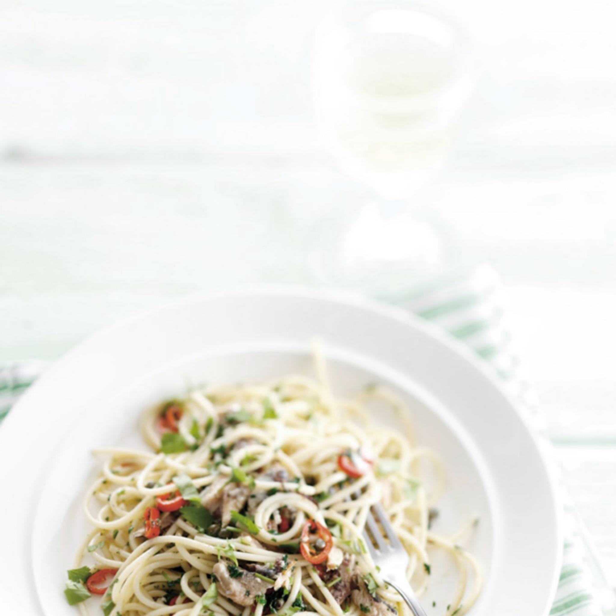Spaghetti met olijfolie, sardines en kappertjes