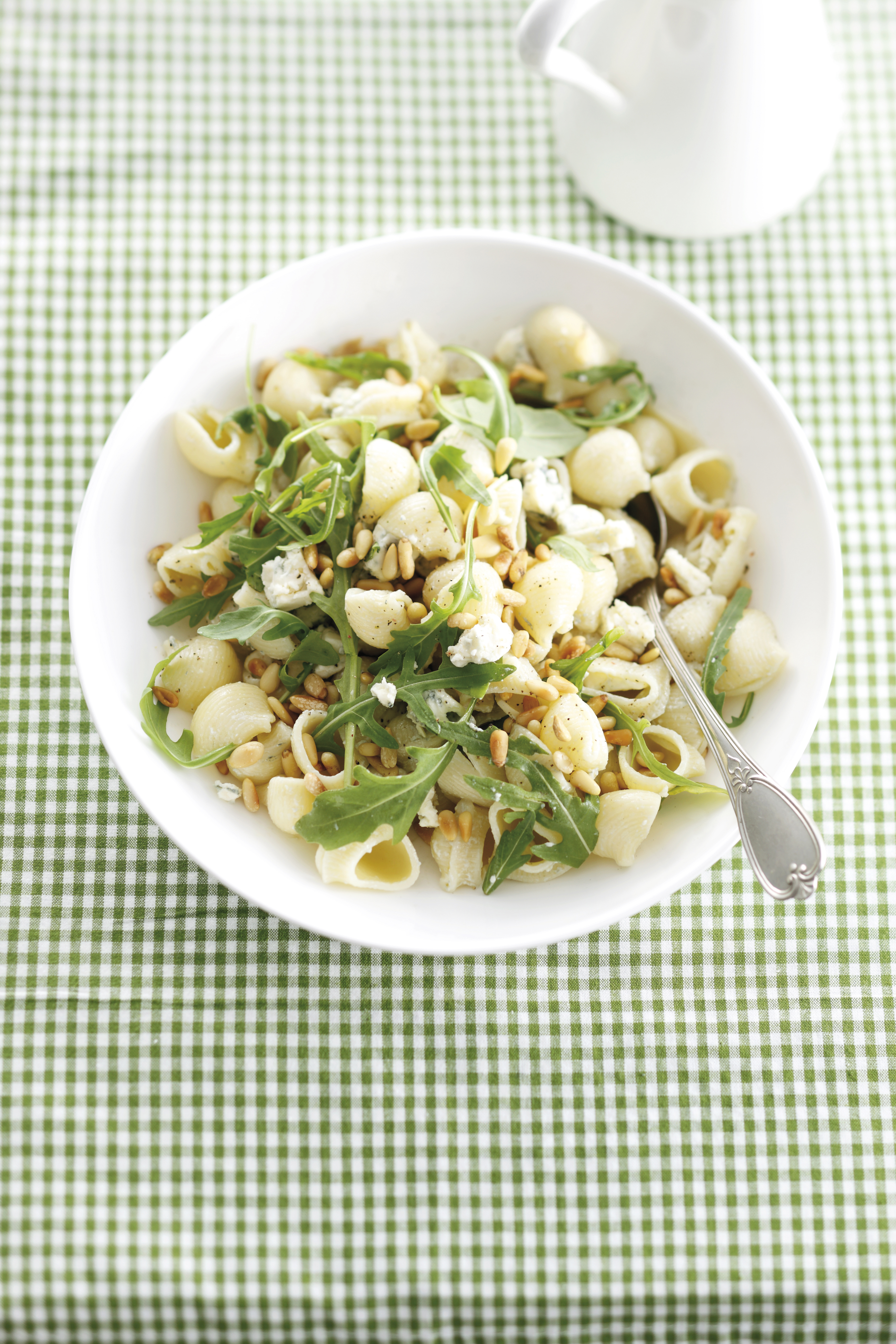 Pastaschelpjes met gorgonzola, pijnboompitten en rucola