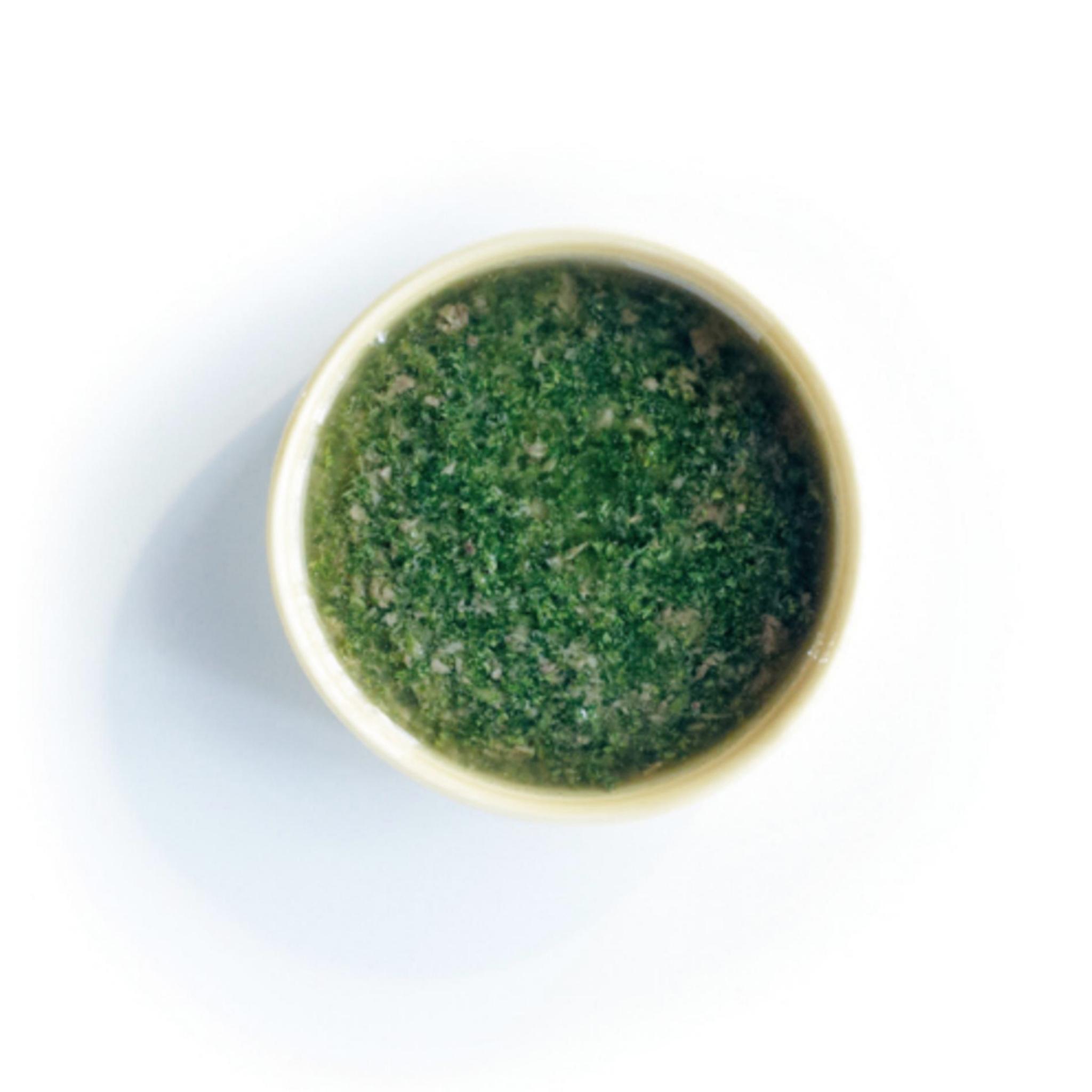 Groenekruidensaus met olijfolie, citroen en ansjovis