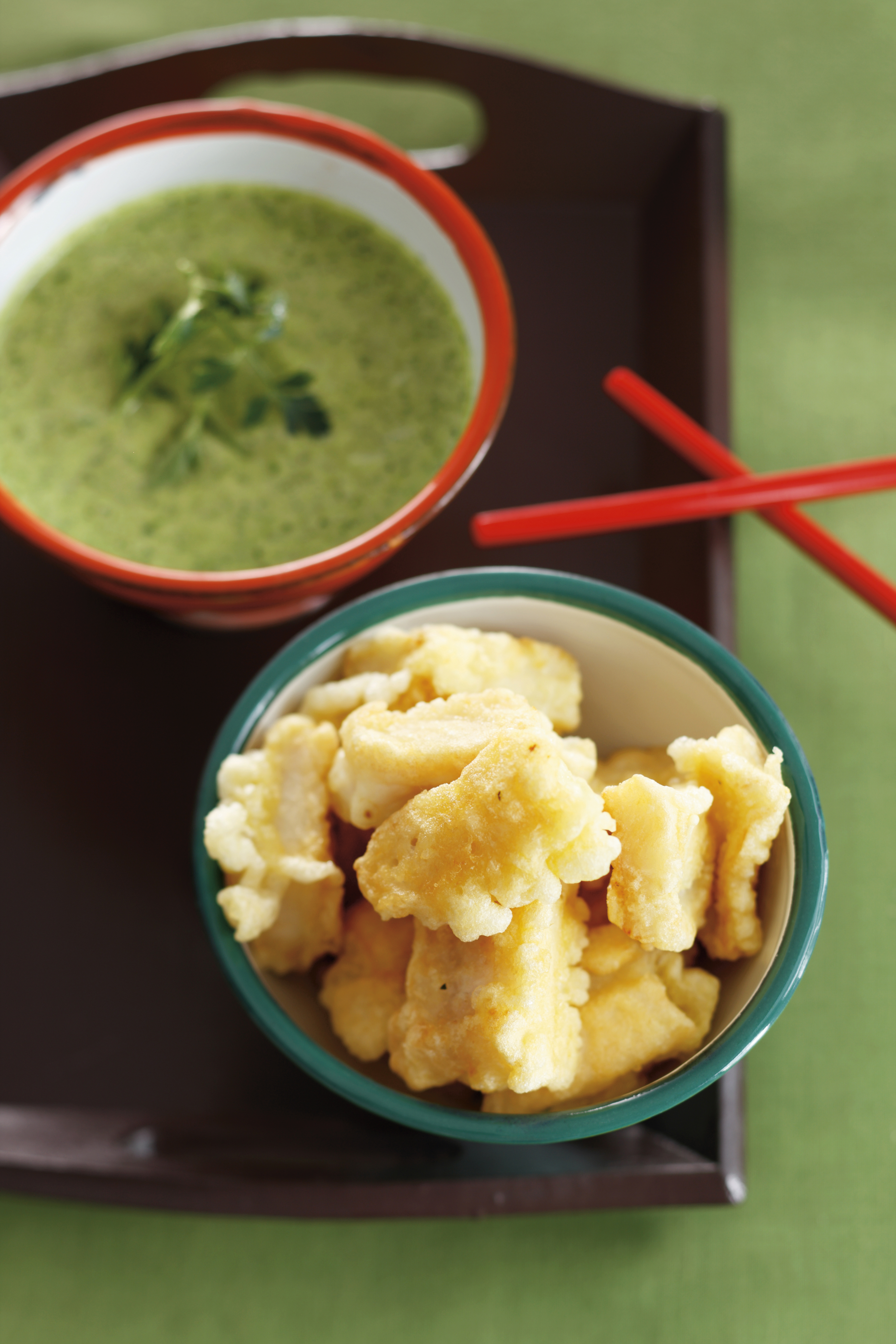 Visblokjes met groene thee-kruidensaus