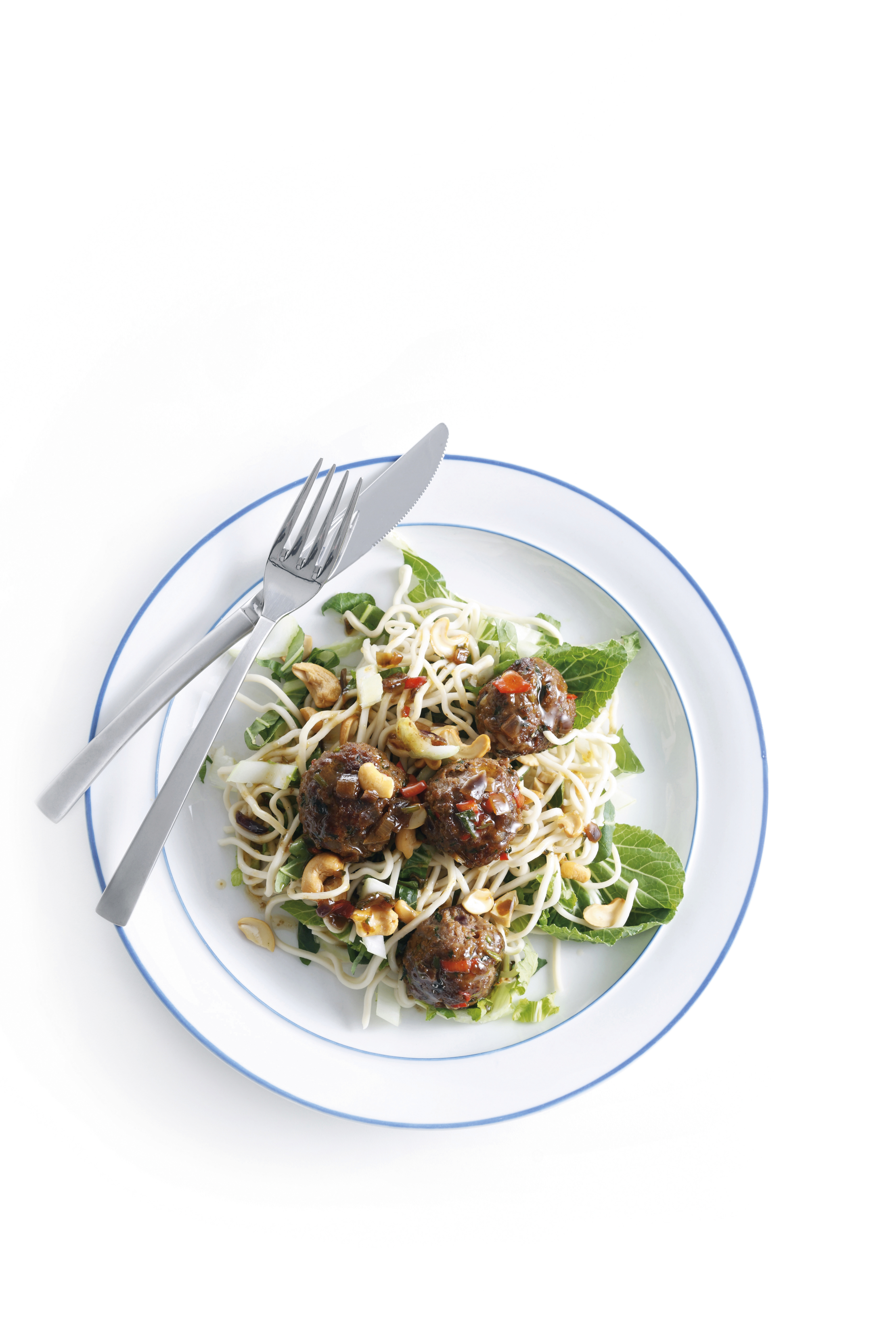 Noedelsalade met gehaktballetjes en cashewnoten
