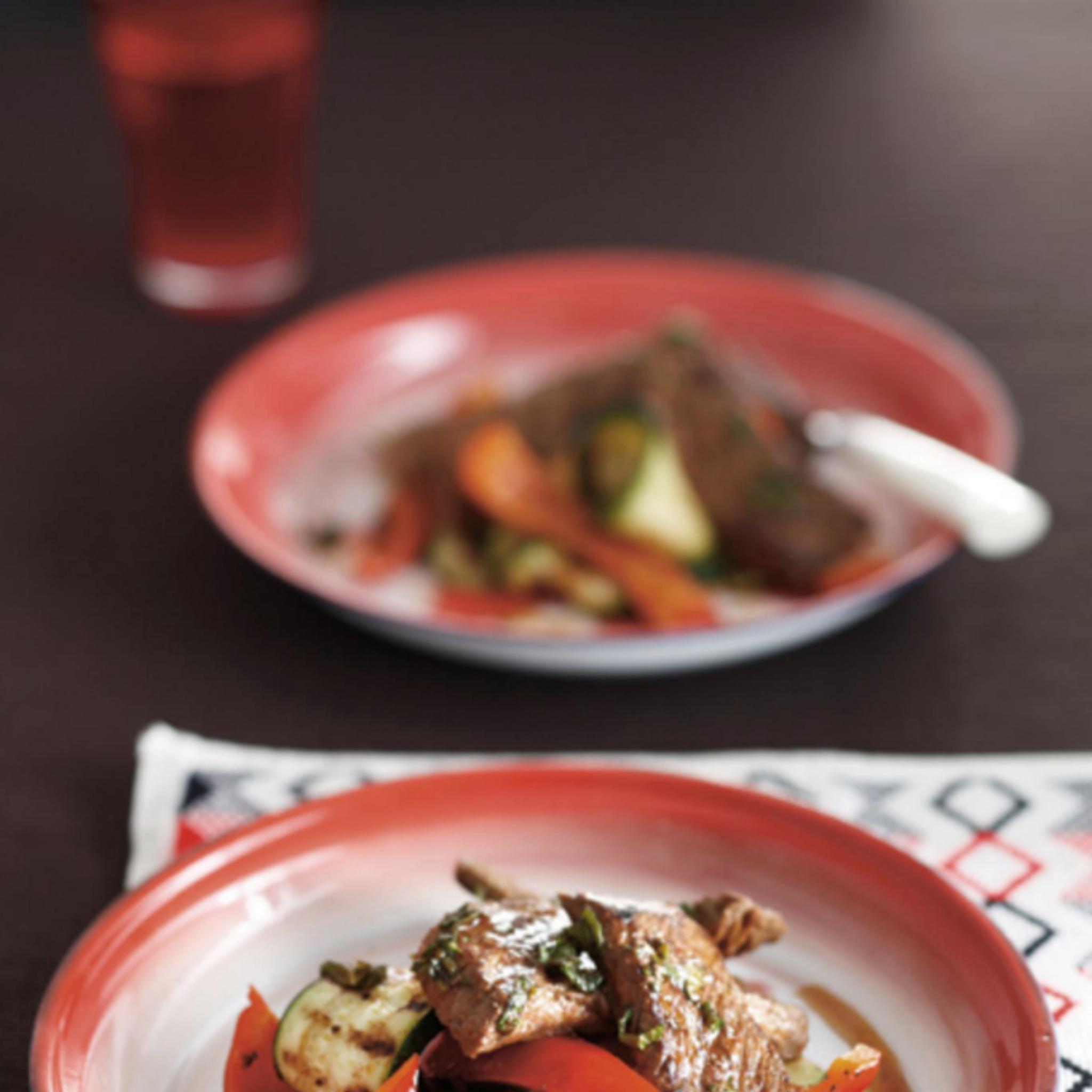 Churrasco met chimichurri en gegrilde groenten