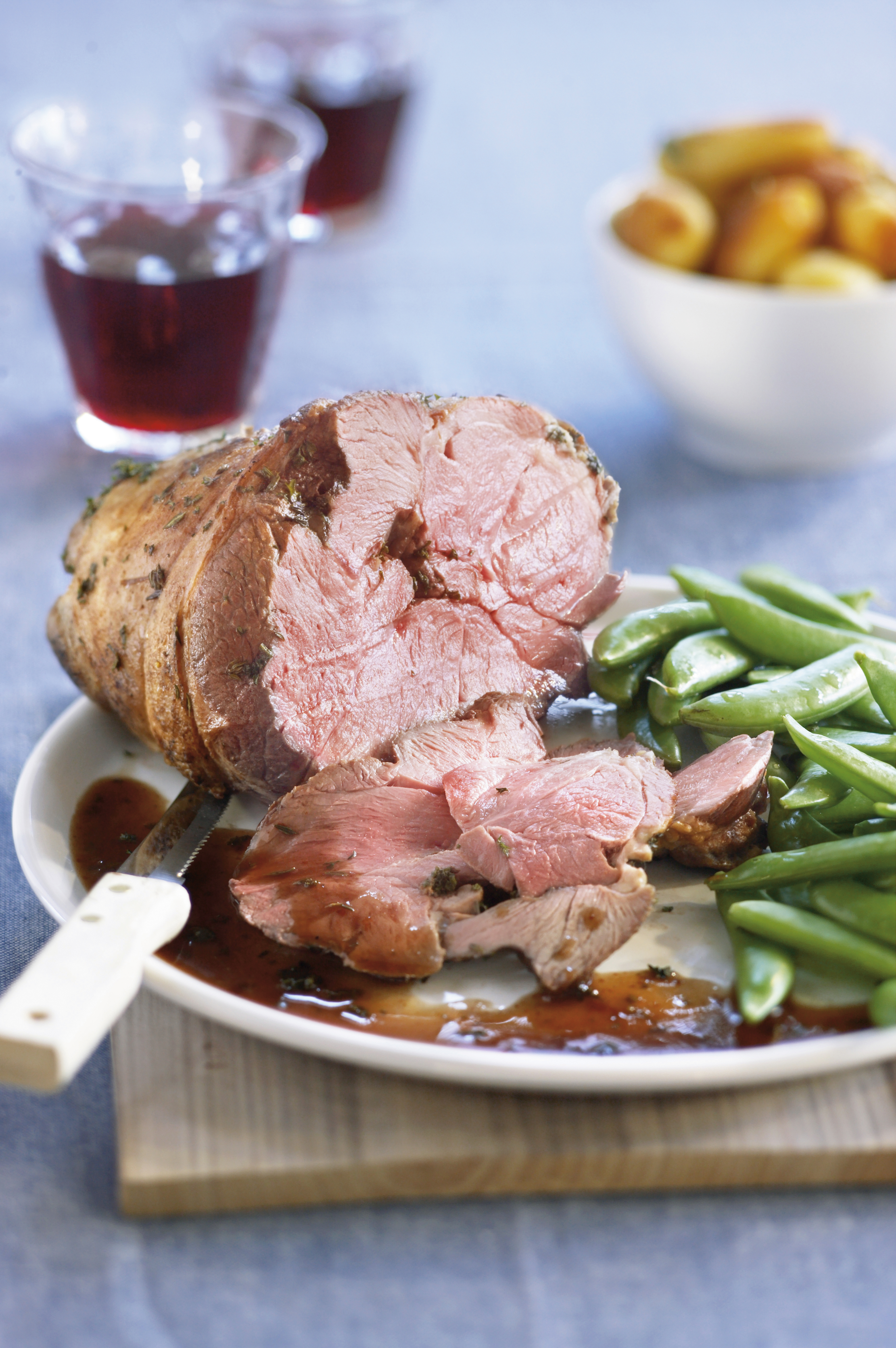 Lamsbout uit de oven met verse tuinkruiden