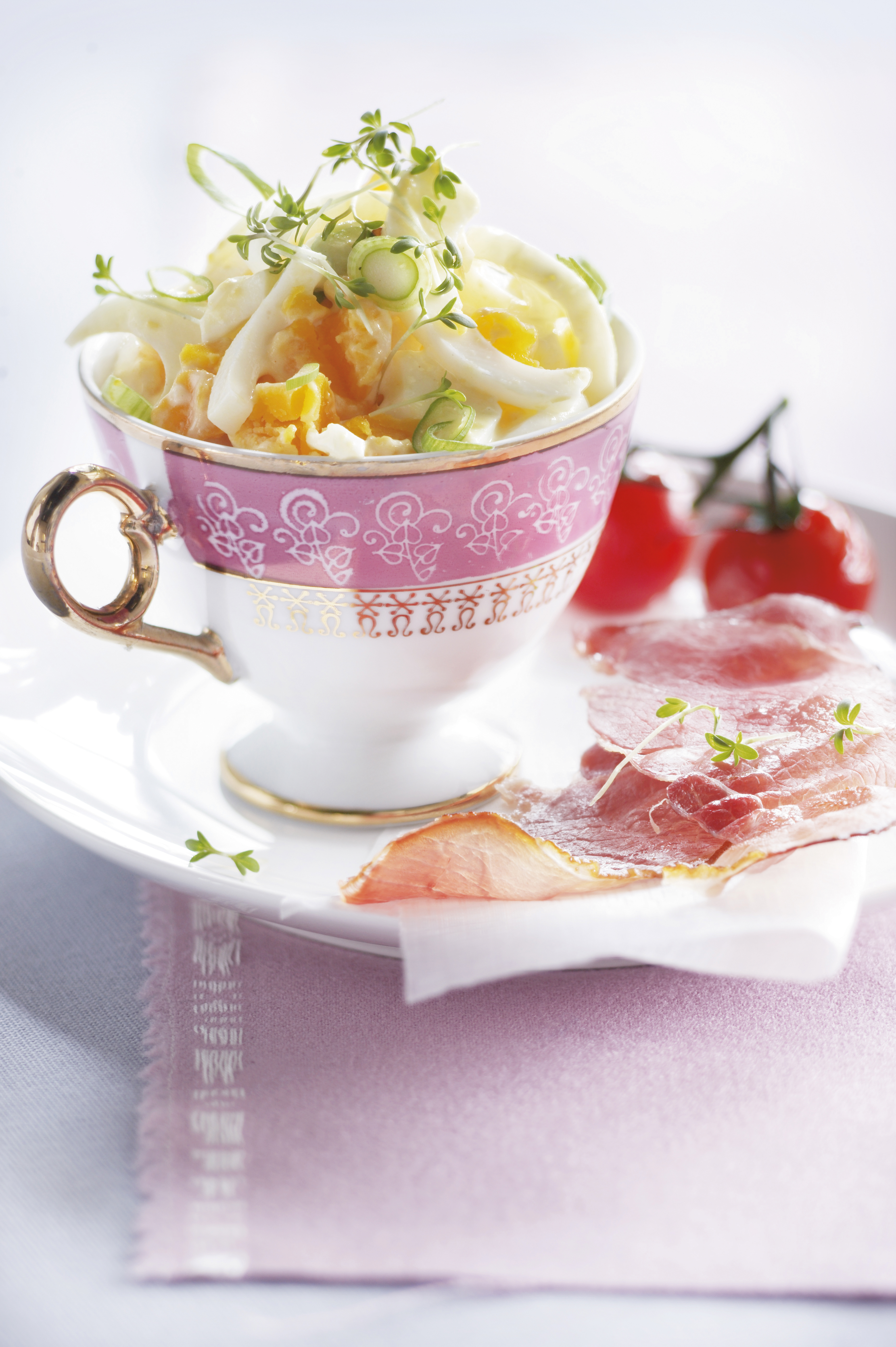 Romige eiersalade met gepofte tomaat en geroosterde ham