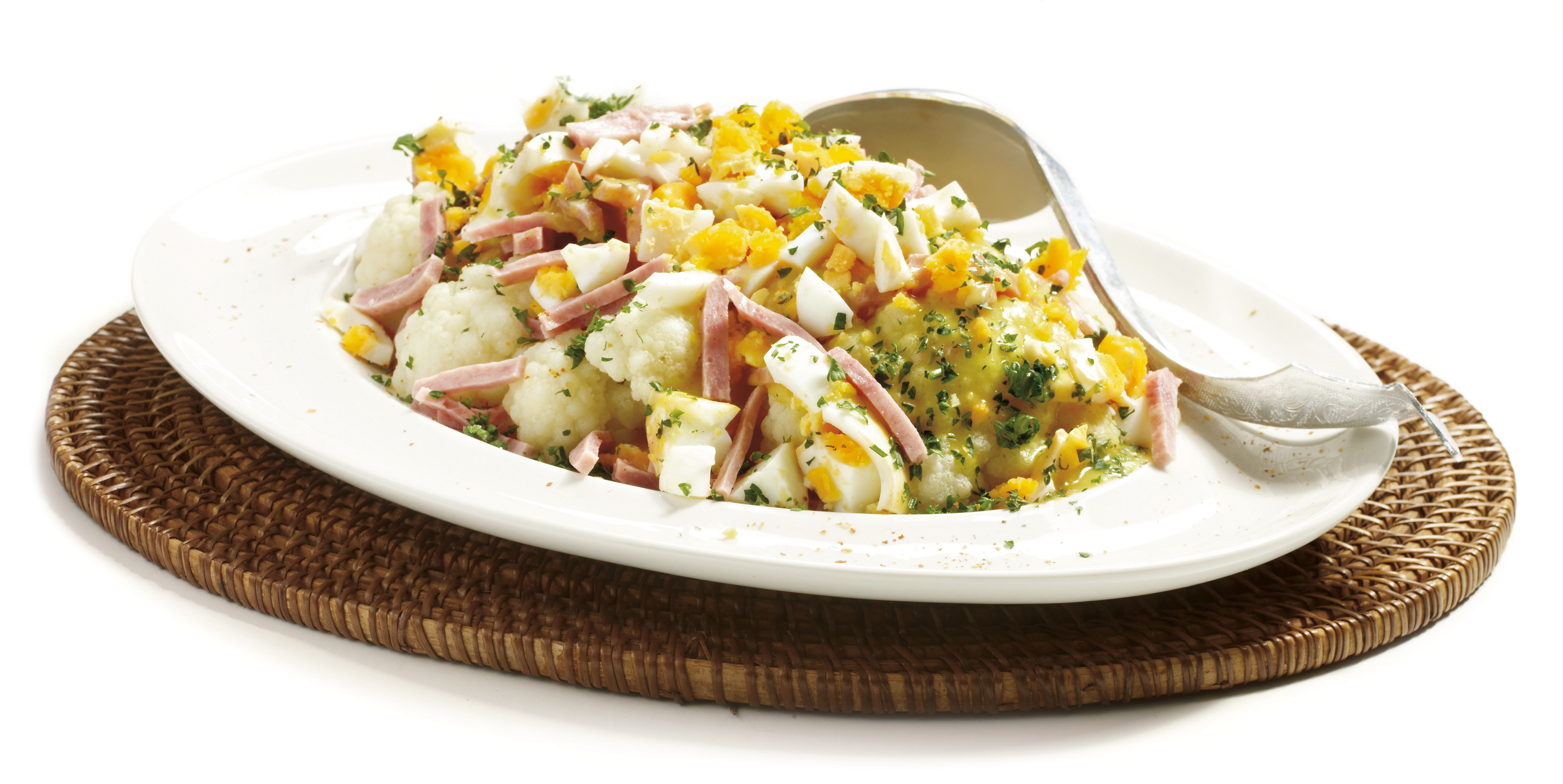 Bloemkoolschotel met ham, ei en kerriesaus