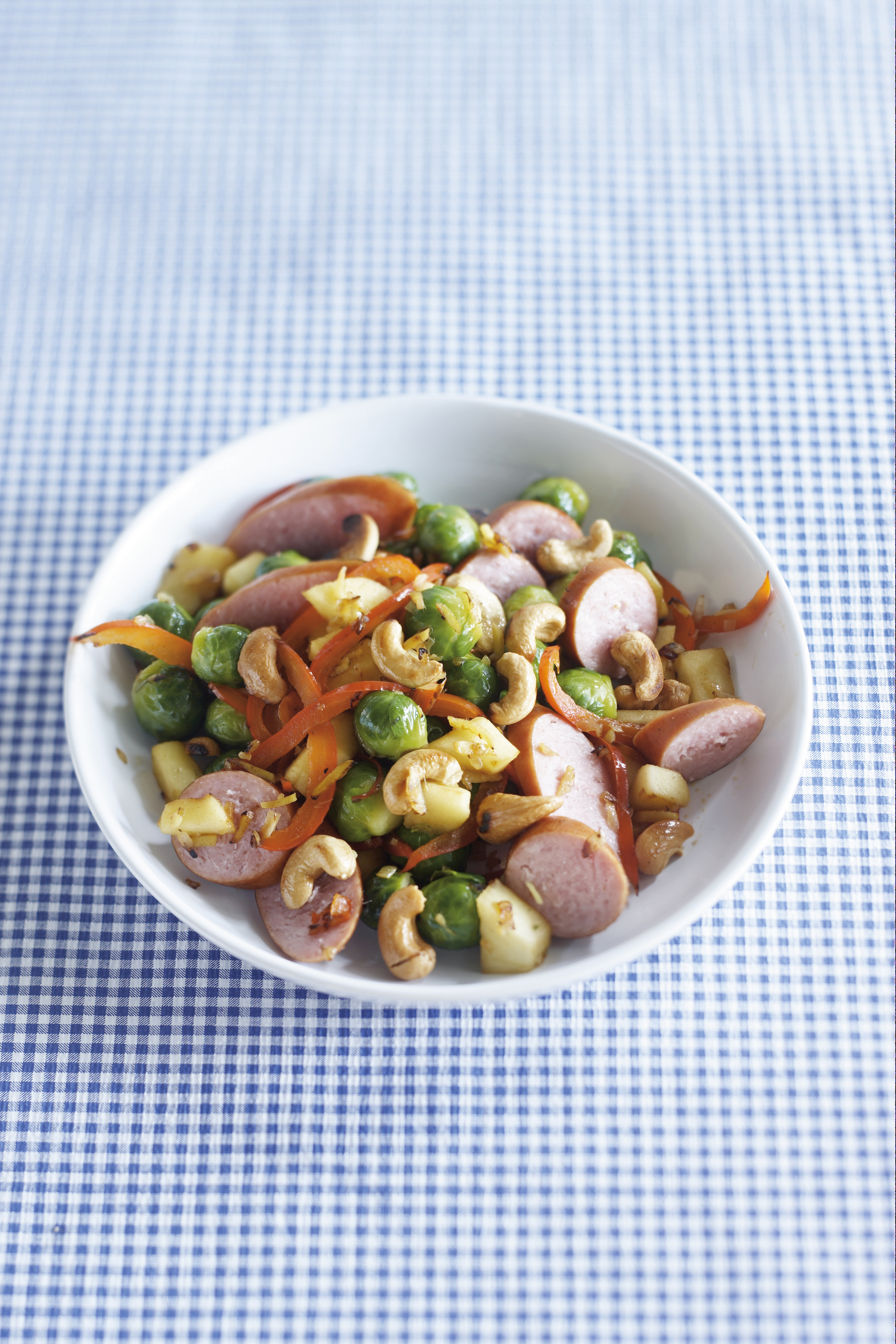 Bonte spruitjesschotel met rookworst