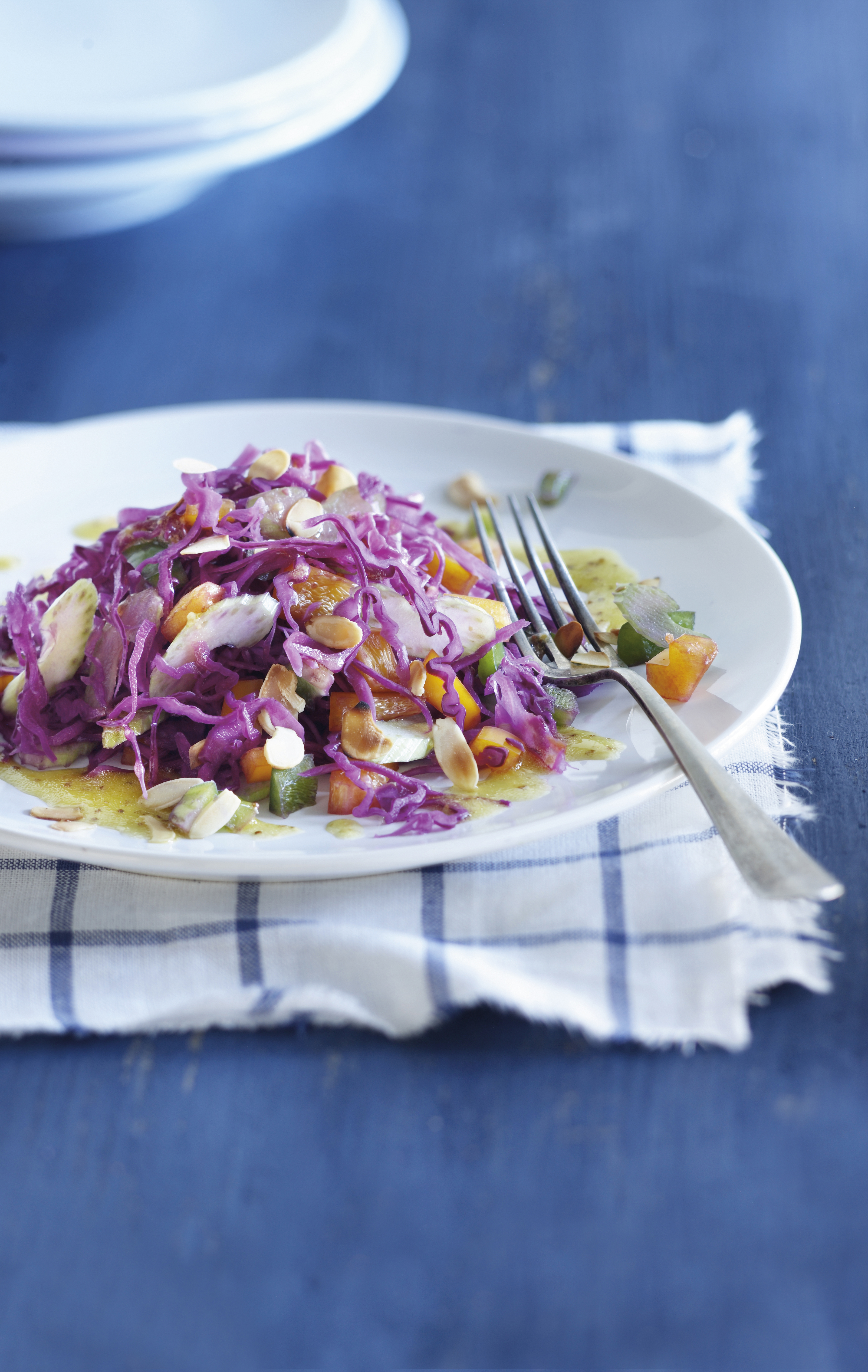 Rodekoolsalade met warme knoflookdressing