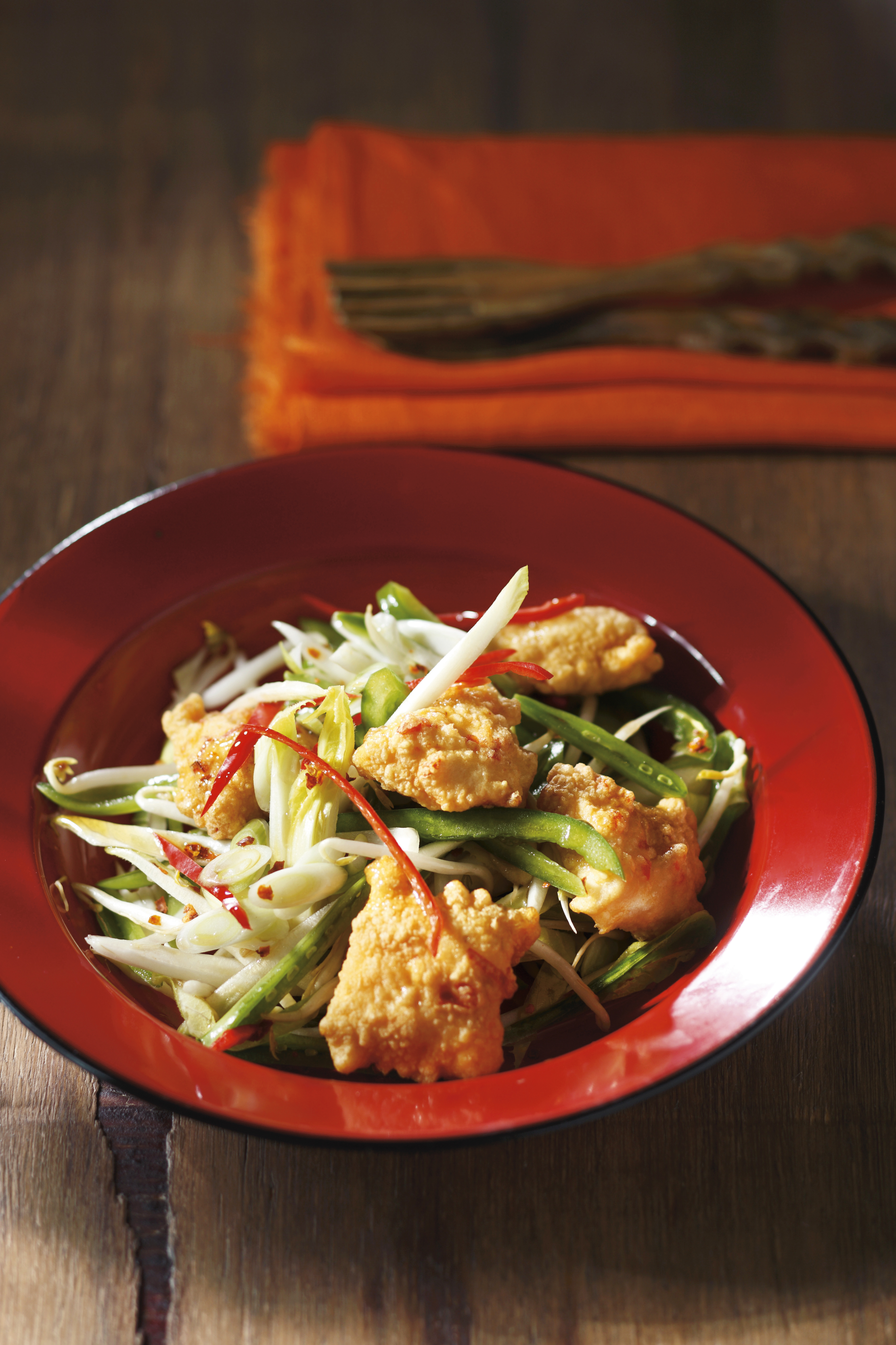 Oosterse salade met pikant gemarineerde vis