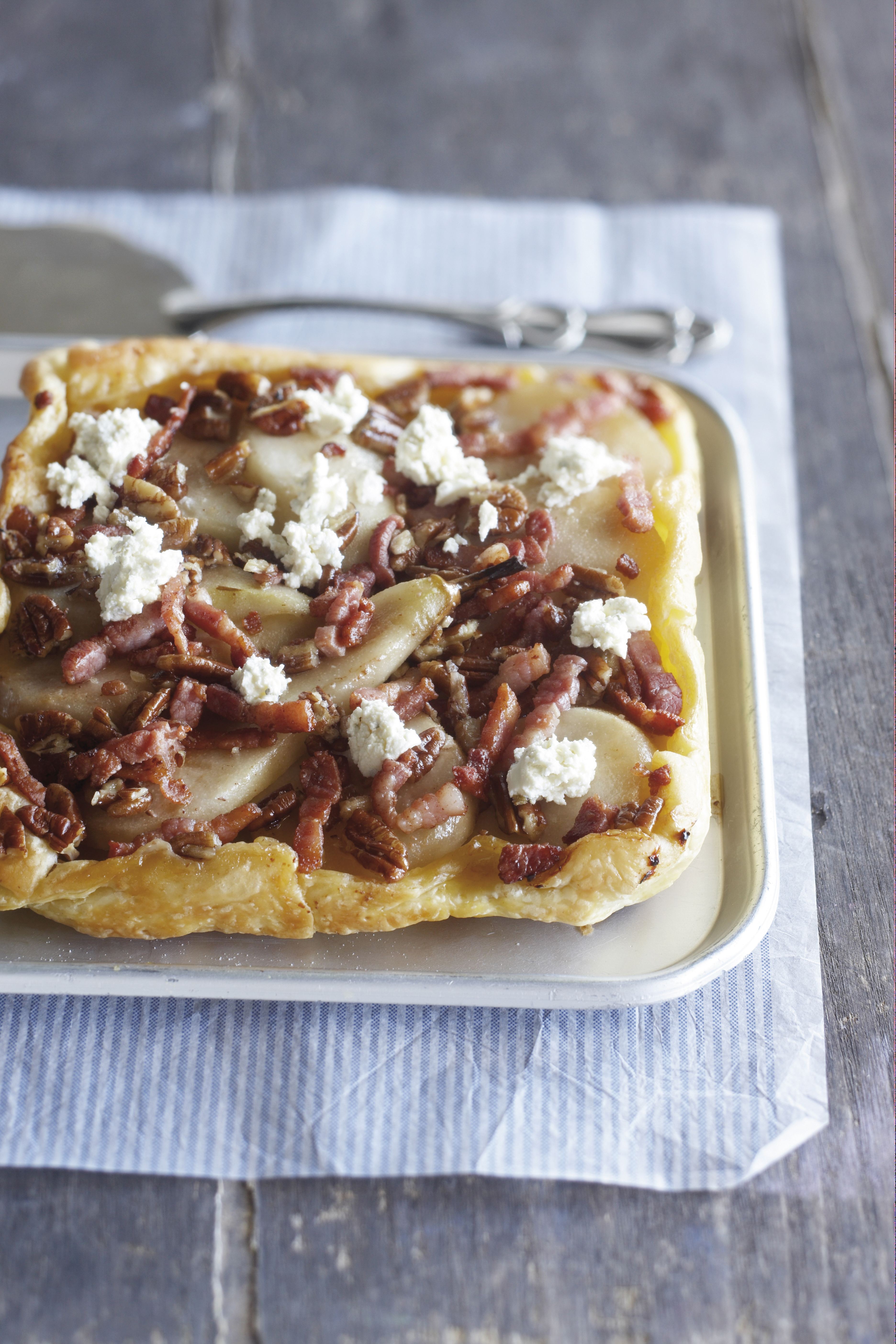 Tarte Tatin met peer, spekjes en kruidenkaas