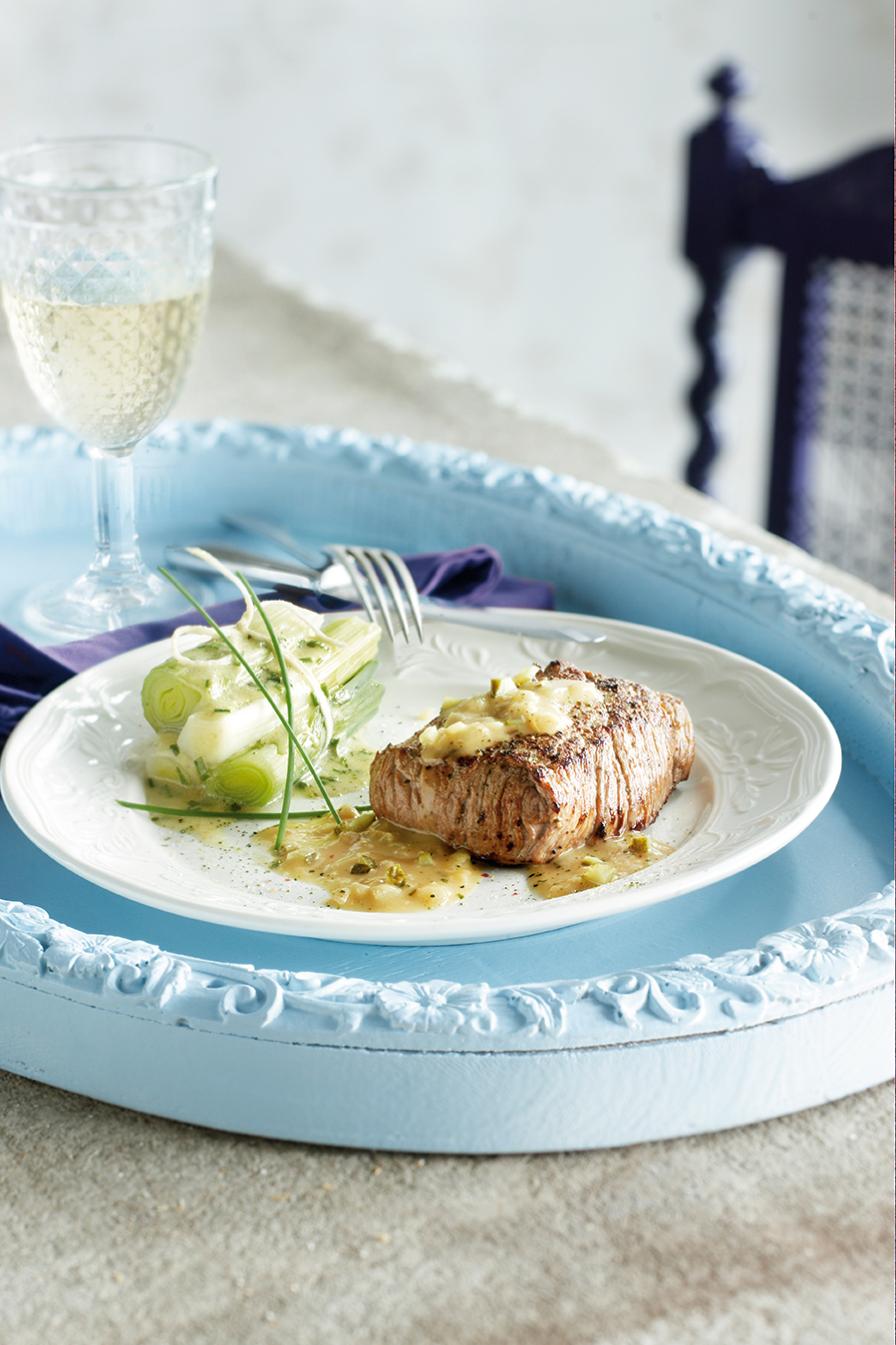 Kalfsoester met mosterdsaus en prei