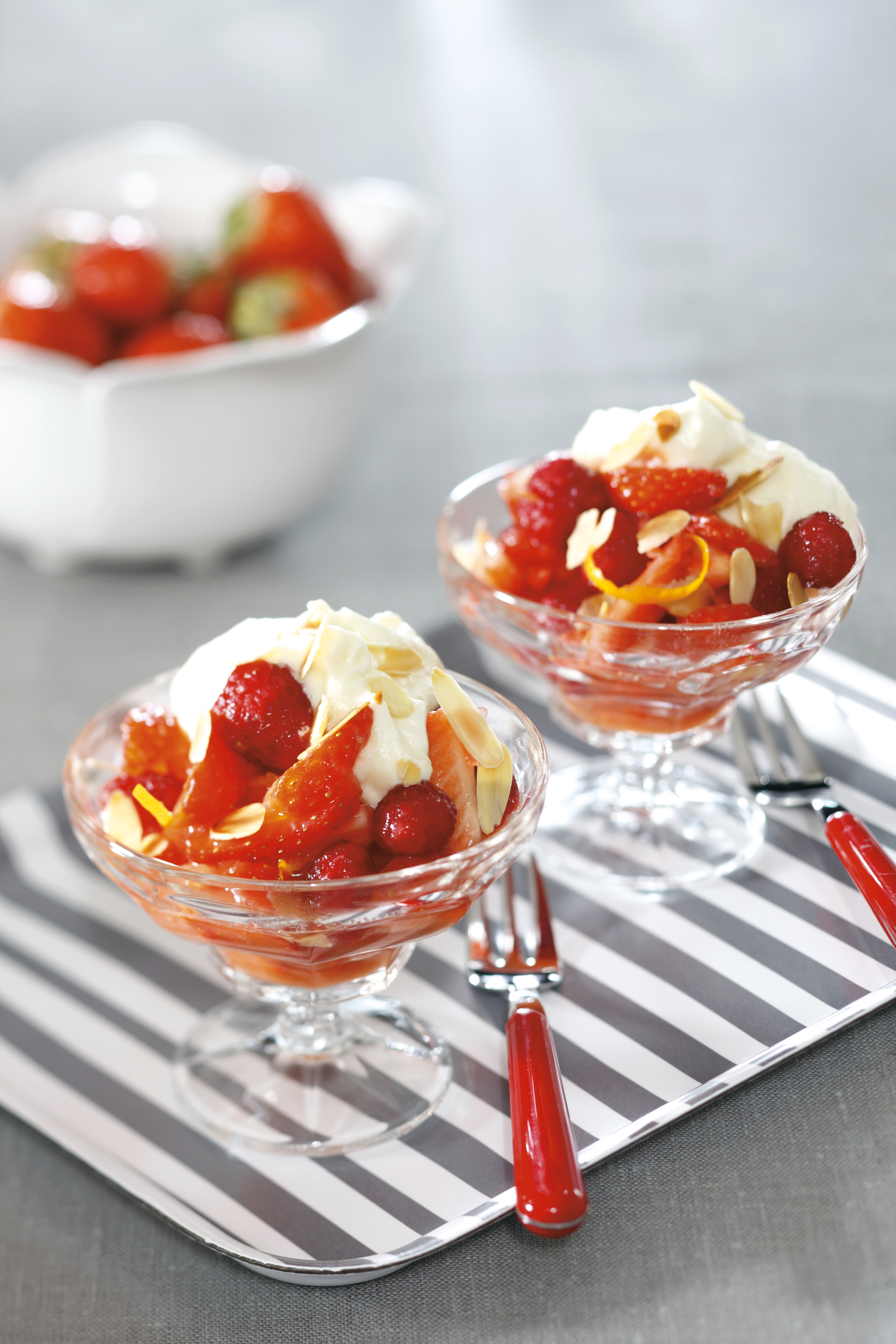 Zomercoupe met chocolade­room en amandel