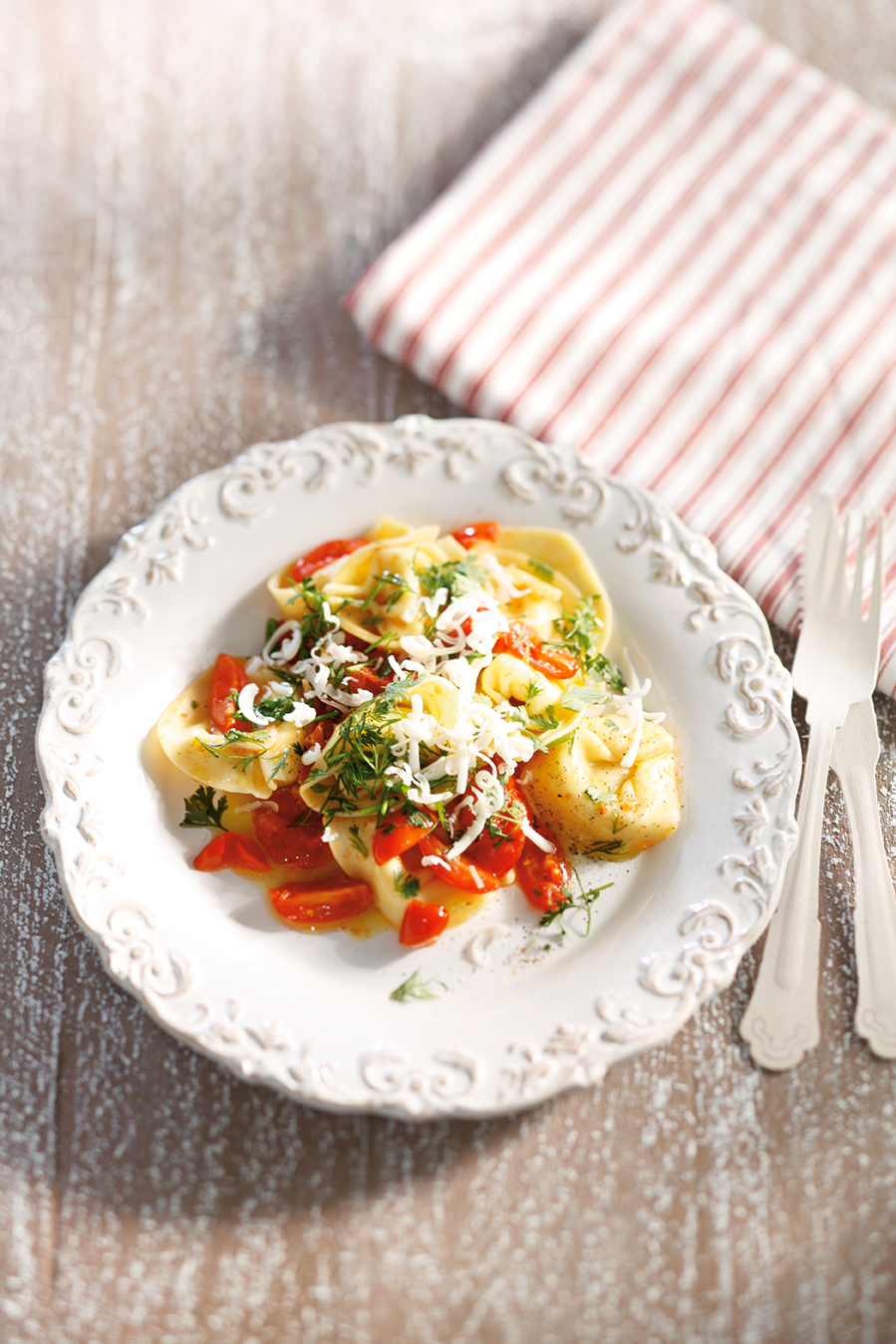 Kaastortellini met kerstomaatjes, olijfolie en verse kruiden
