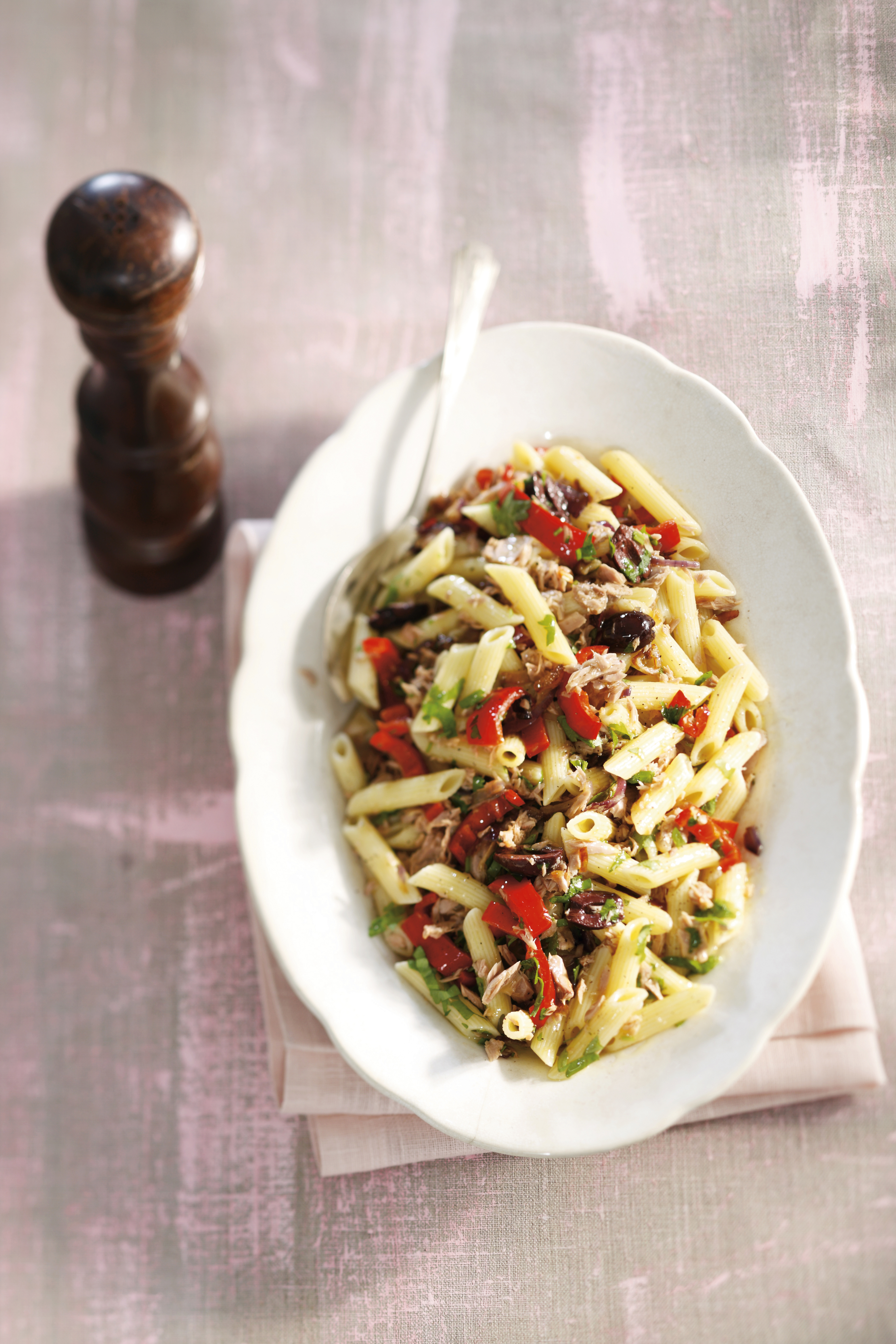 Penne met lichte saus van tonijn, zwarte olijven en rode paprika
