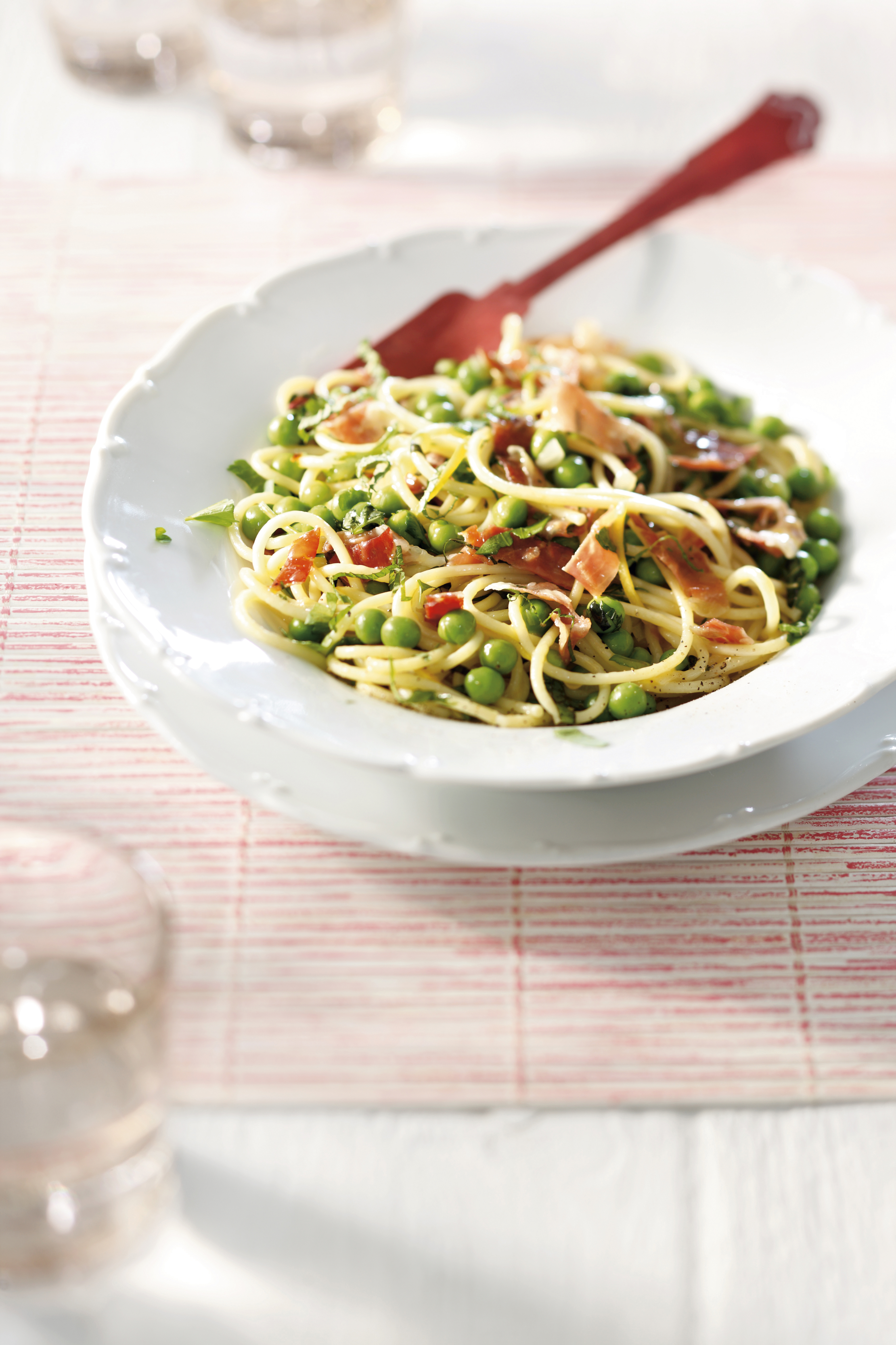 Spaghetti met munt, dop­erwten, peterselie, citroen en parmaham