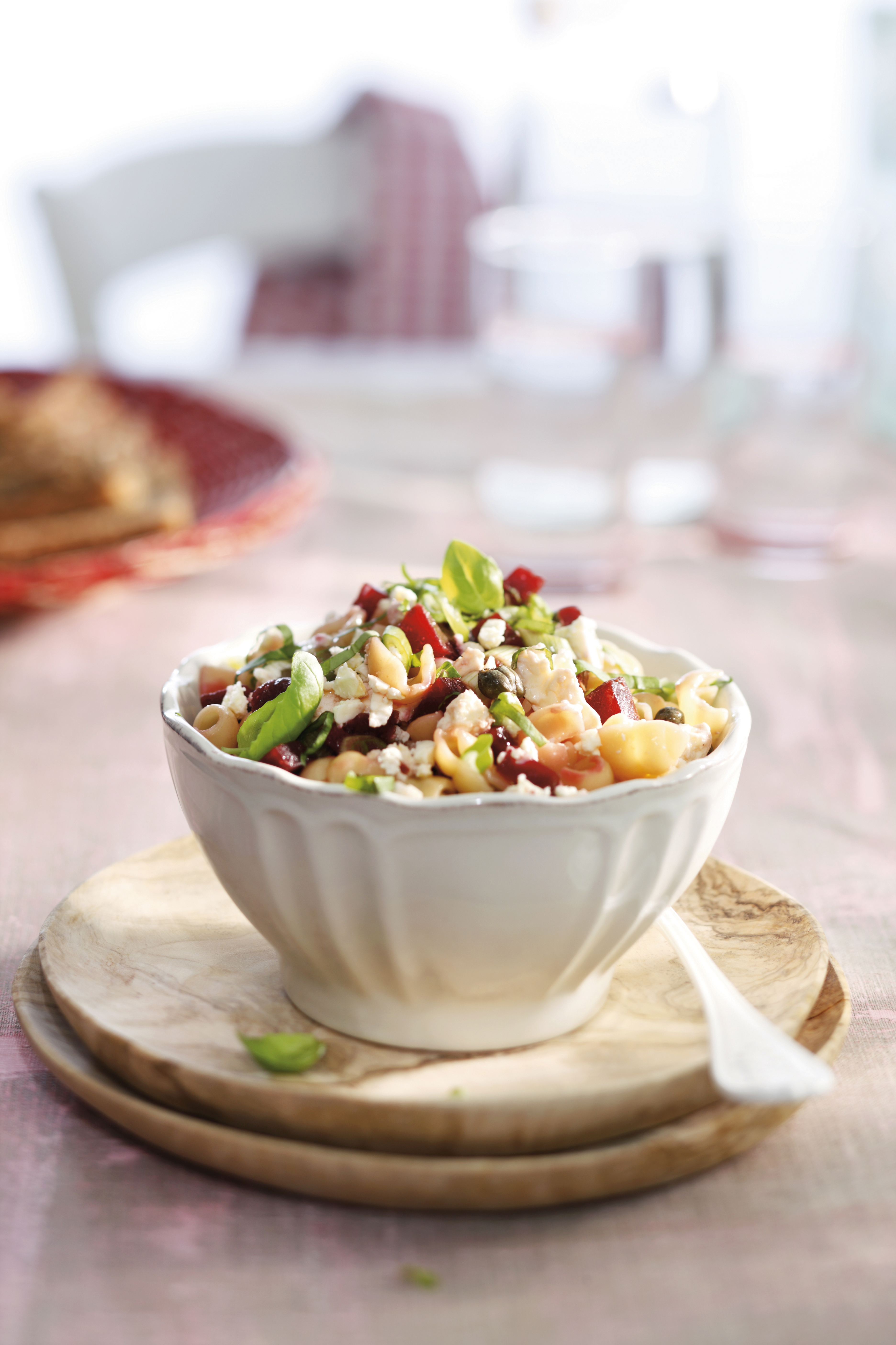 Pastaschelpjes met bieten, bosui en feta