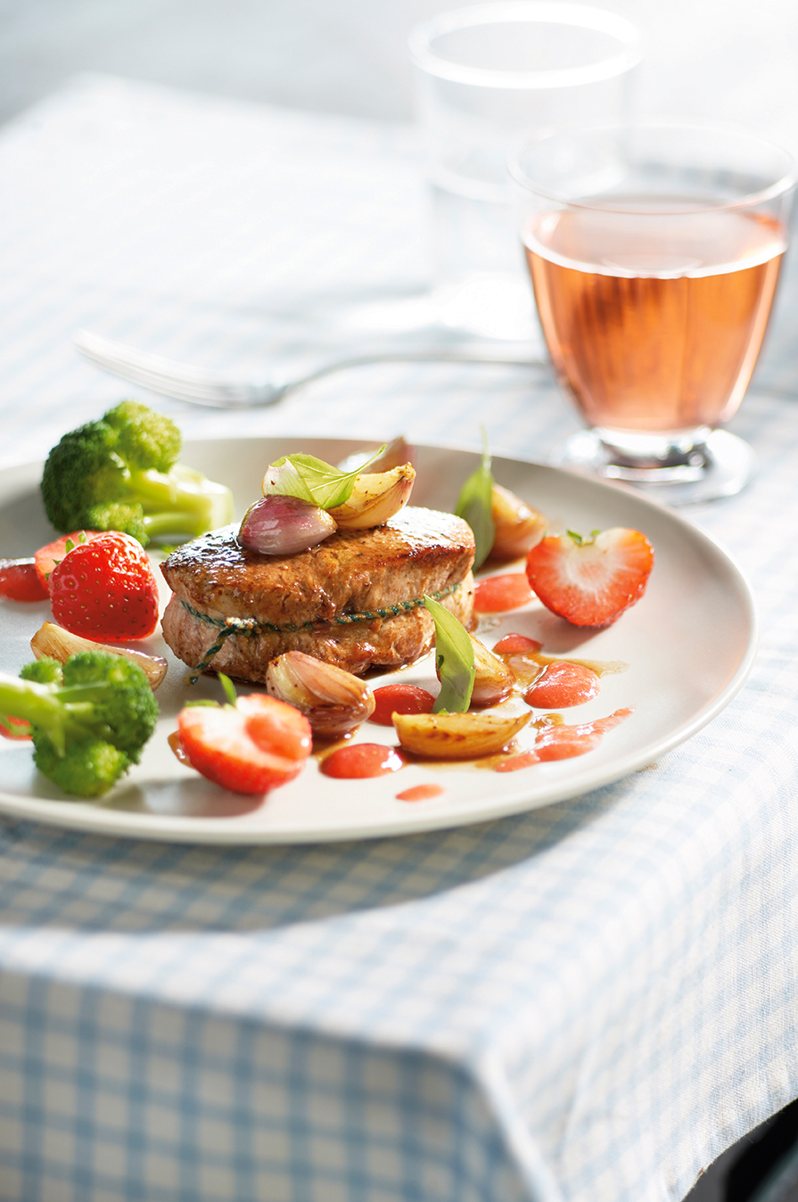 Kalfs- of varkensoesters met sjalotjes en aardbeien