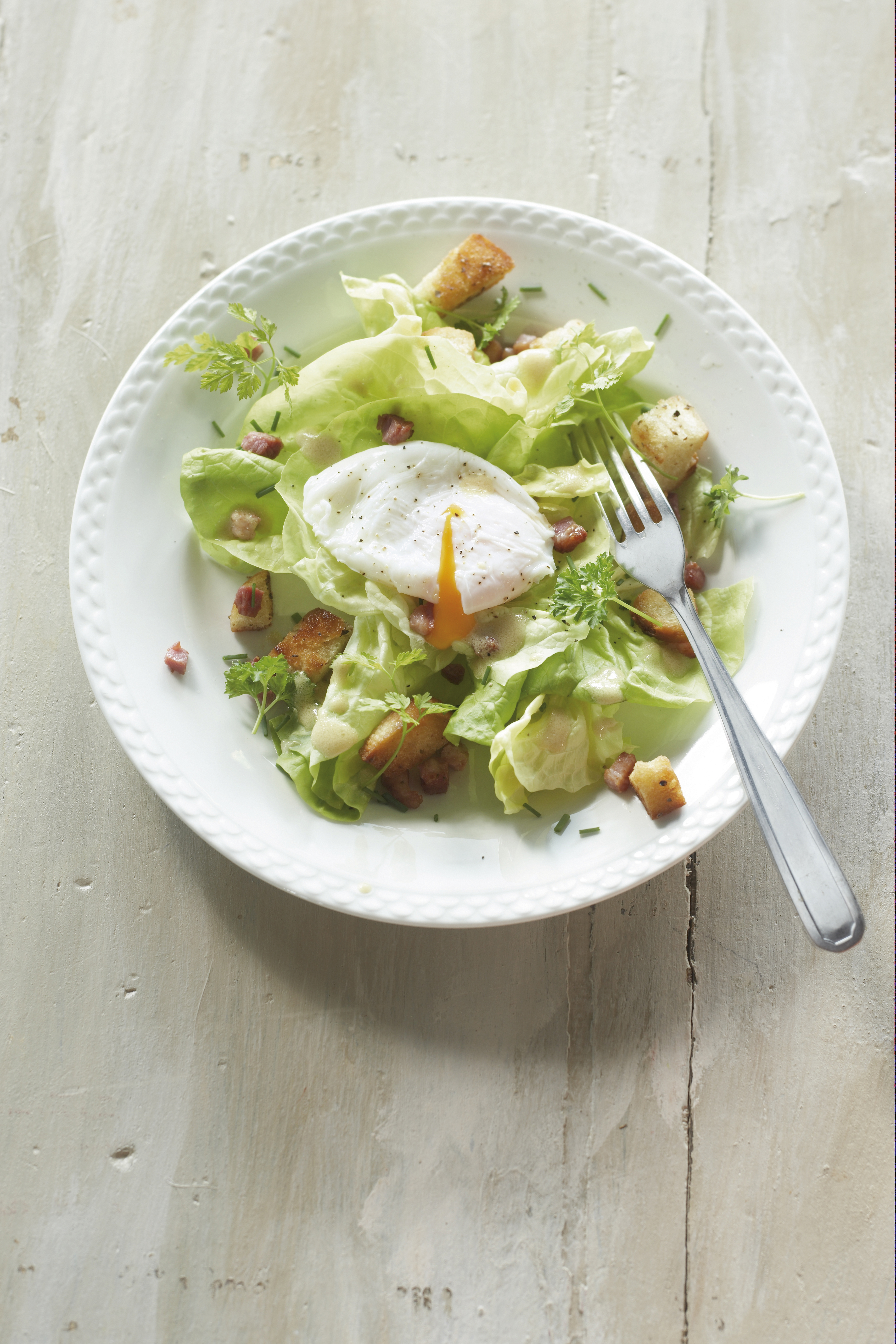 Kropsla met gepocheerd ei en spekjesdressing