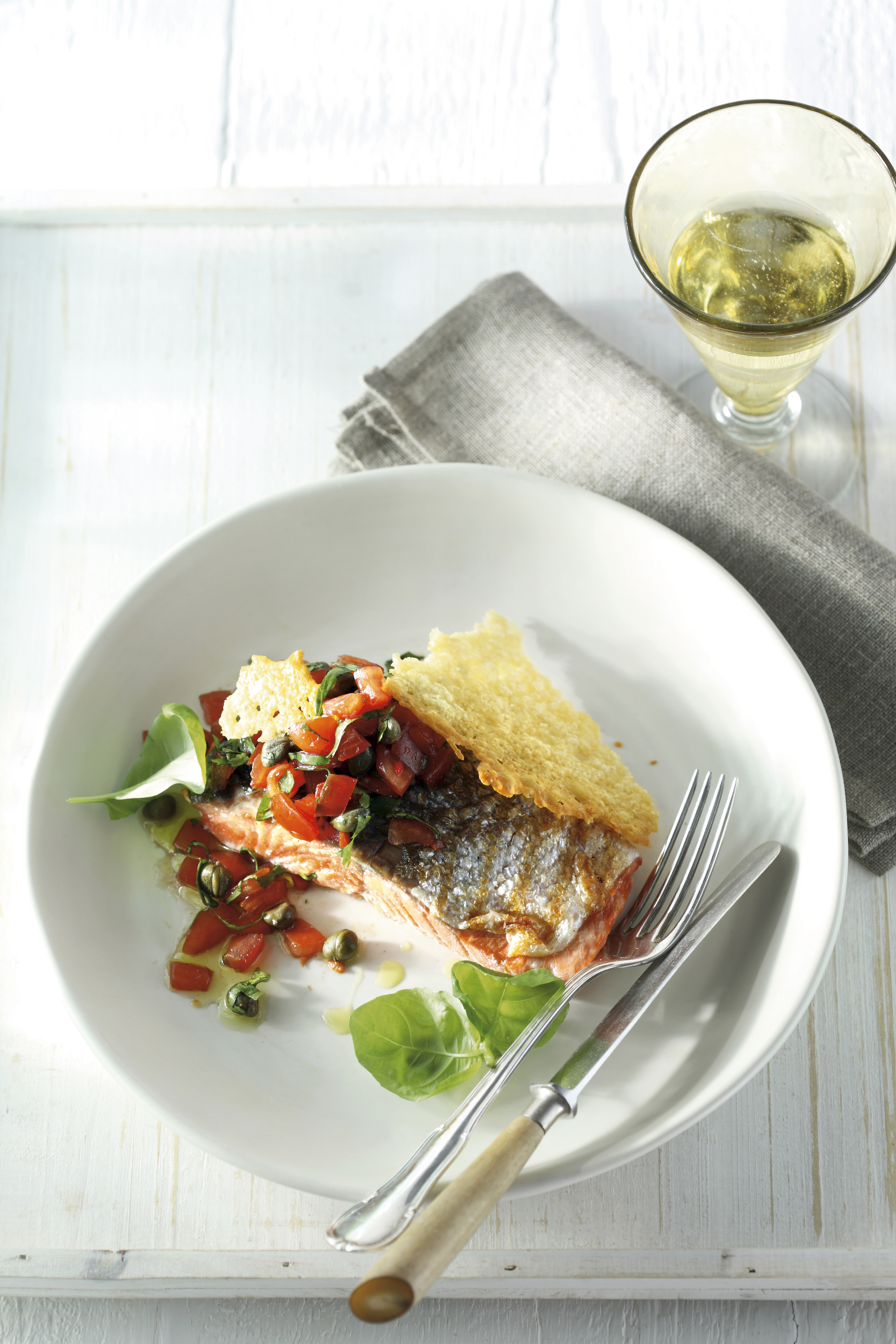 Zalmfilet met zoetzure topping en krokante kaas