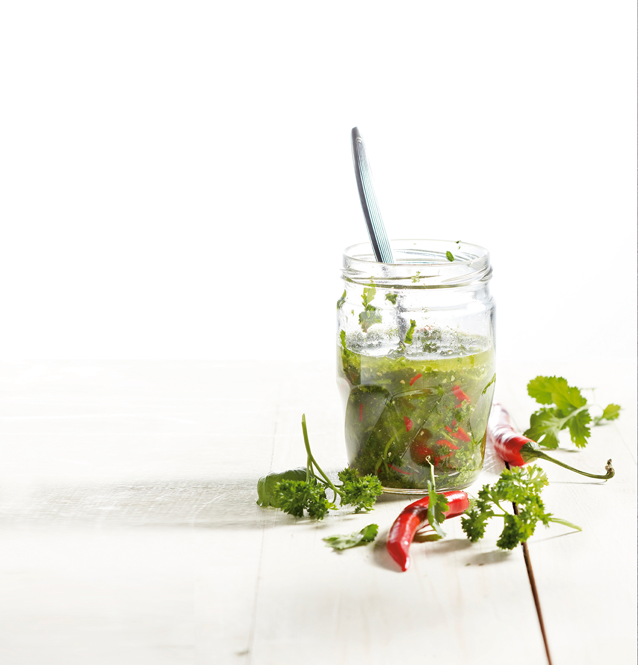 Frisse marinade met verse kruiden en rode peper