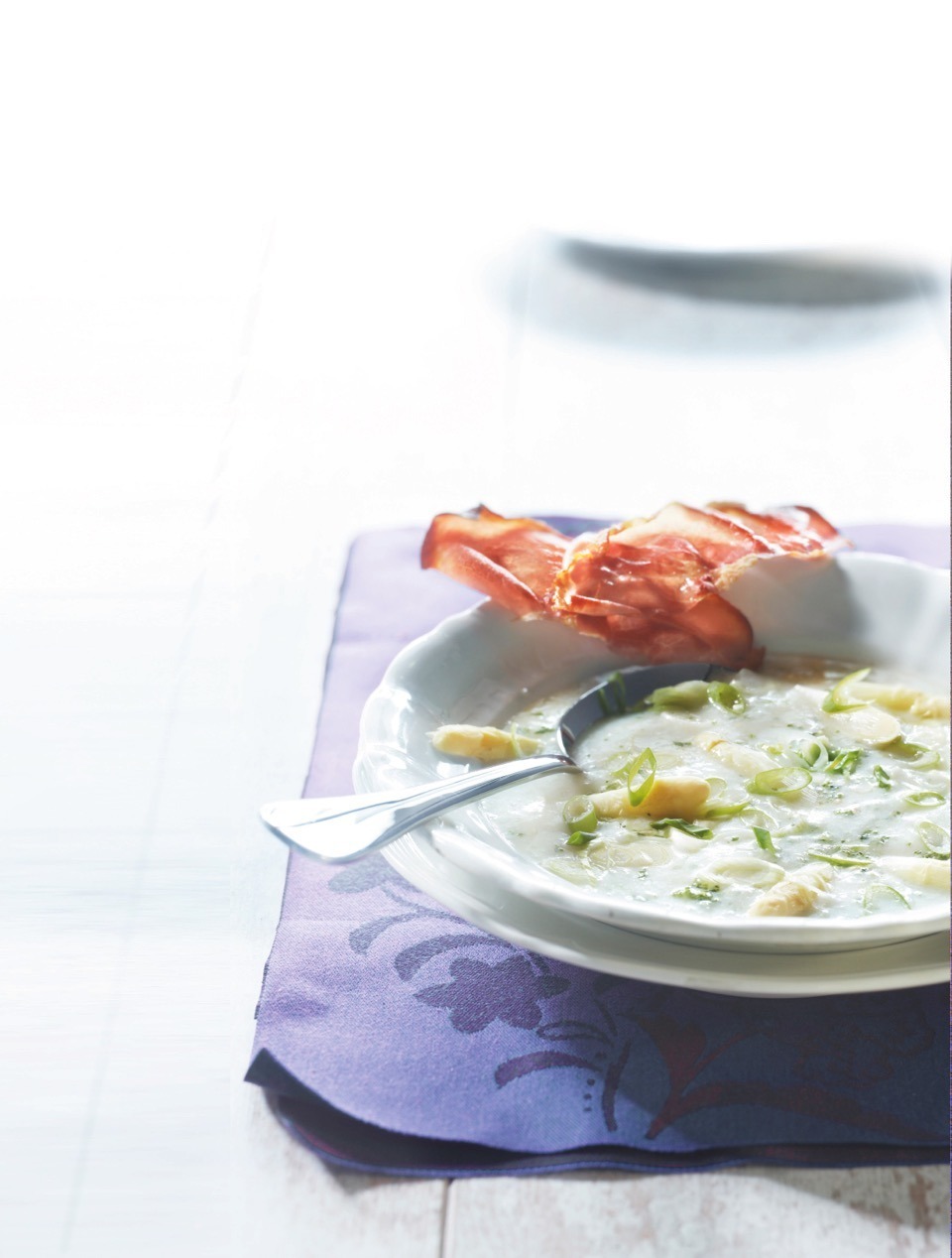 Aspergesoep met geroosterde rauwe ham