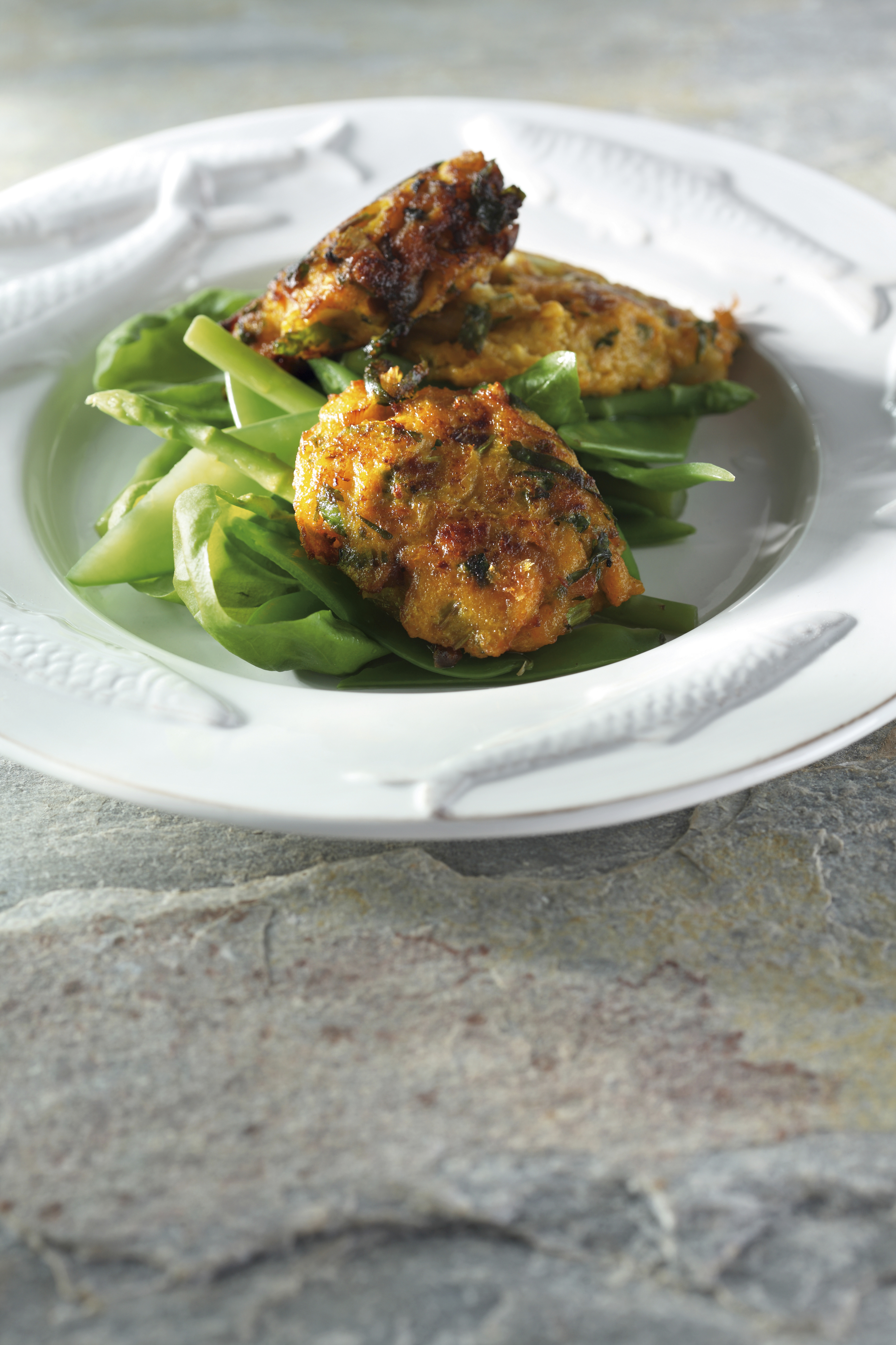 Salade met zeevruchtenkoekjes